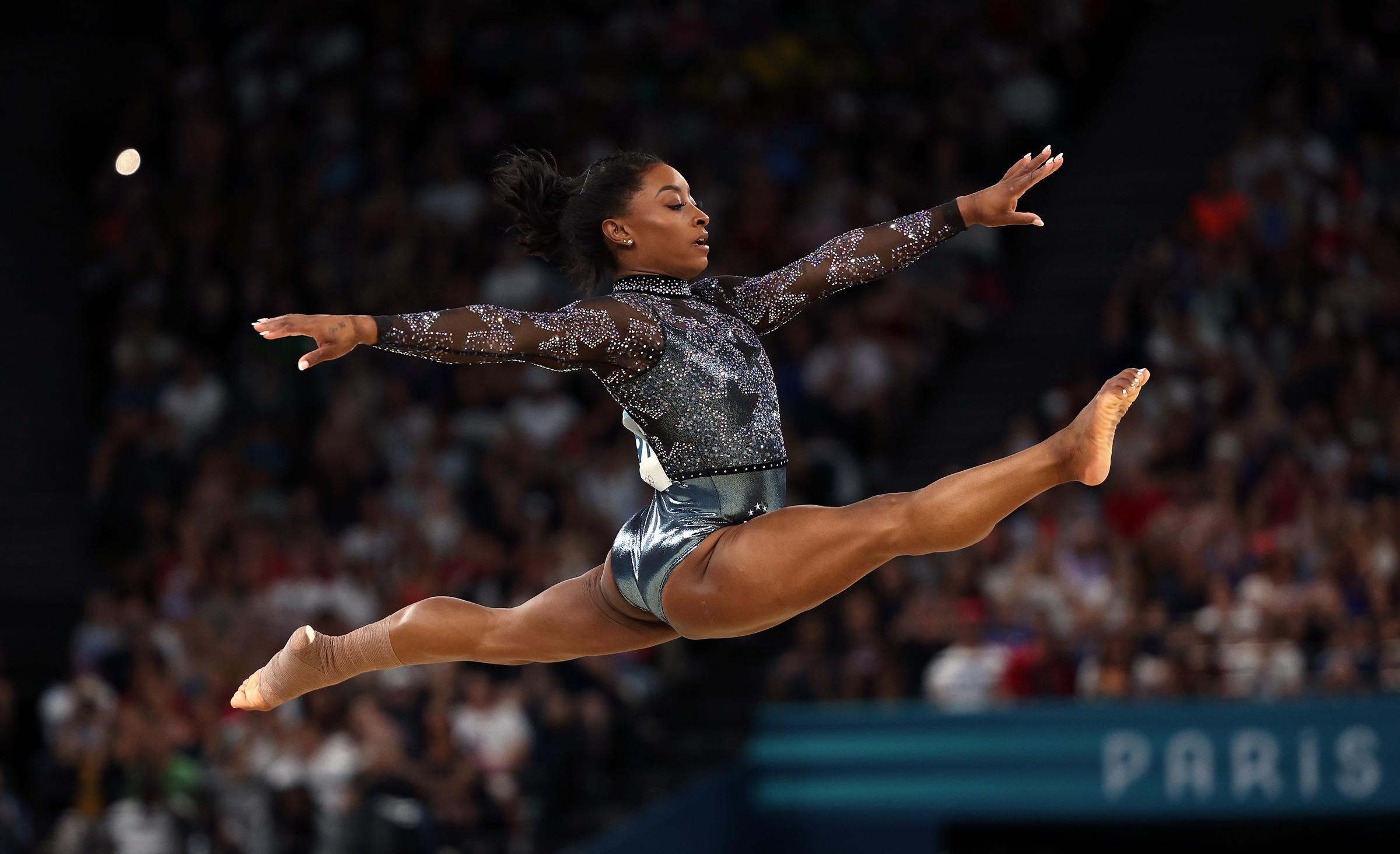 Simone Biles durante la clasificación femenina de gimnasia artística en París, Francia, el 28 de julio de 2024 | Fuente: Getty Images