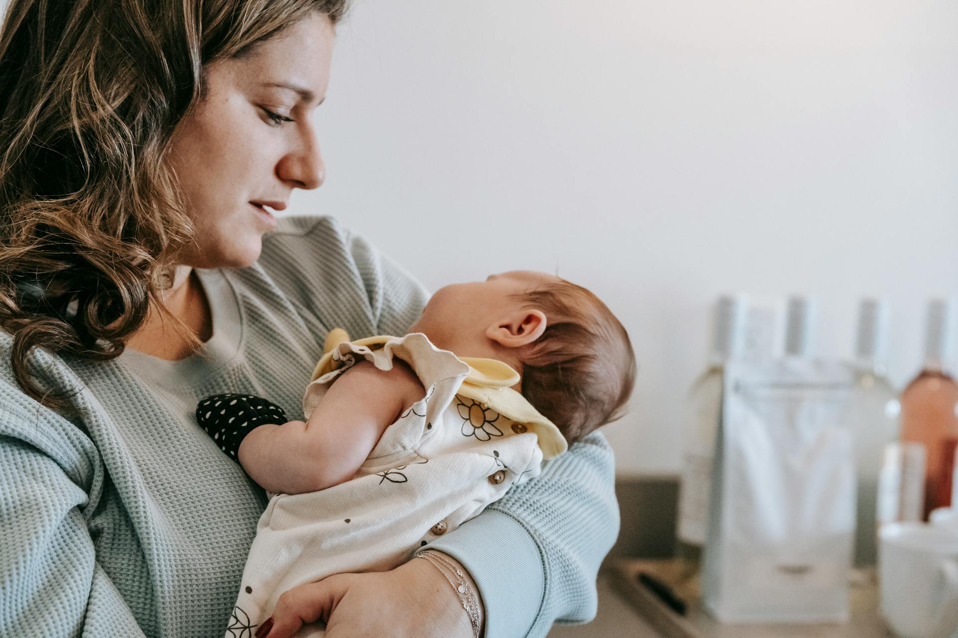 Una madre acuna a su bebé | Fuente: Pexels