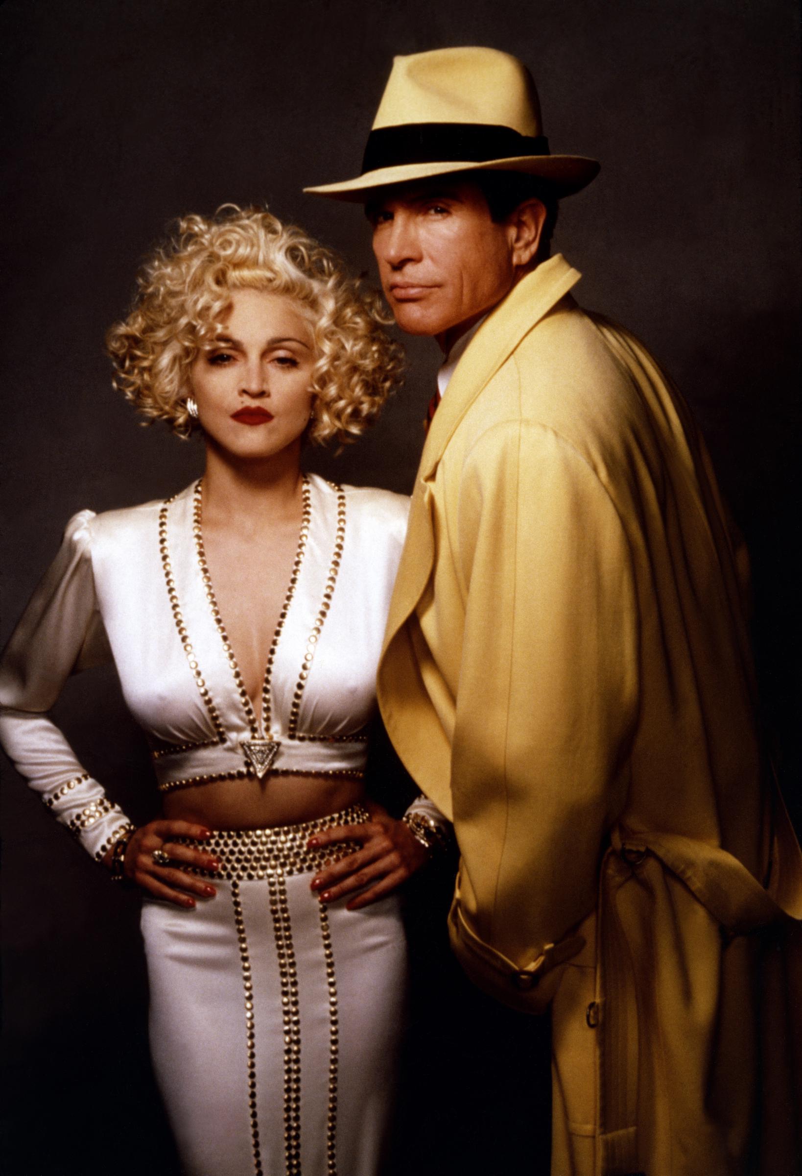 Madonna con Warren Beatty en el plató de su película "Dick Tracy", en 1990. | Fuente: Getty Images