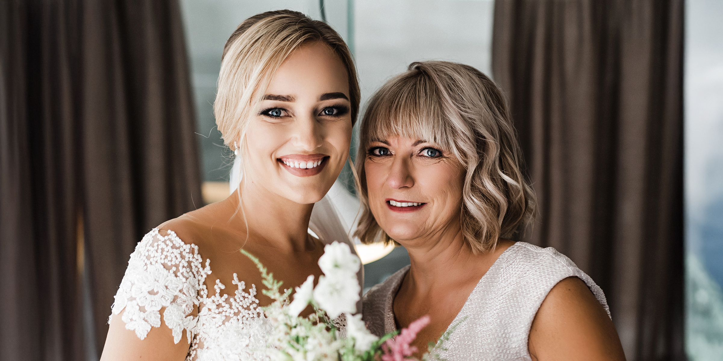 Una novia sonriente con su madre | Fuente: Shutterstock