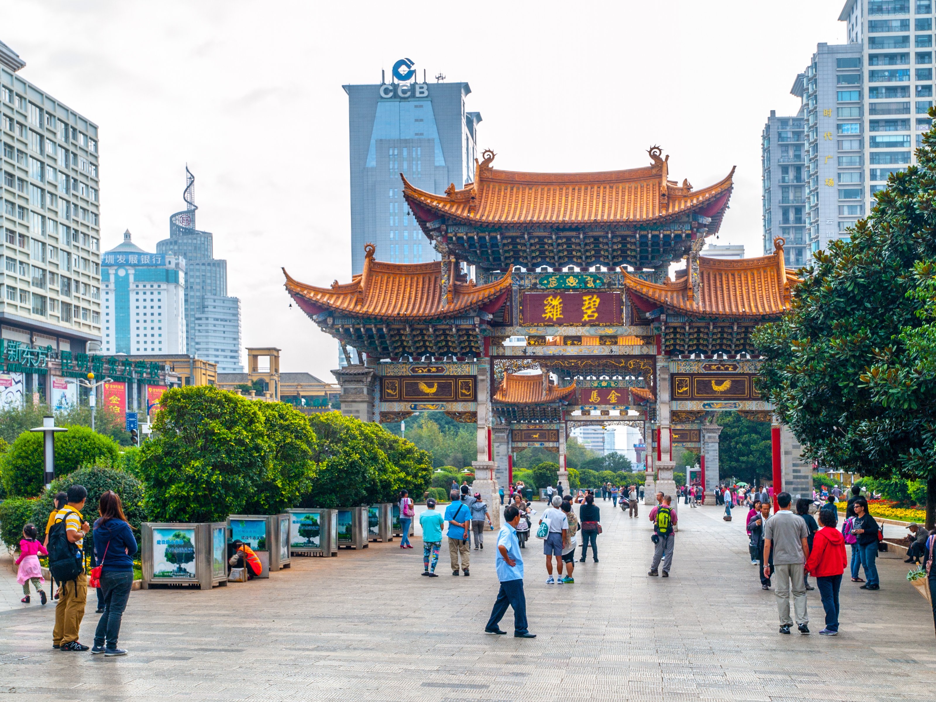 Arco de Kunming. Puerta tradicional china y edificios modernos del centro de la ciudad, Kunming, provincia de Yunnan, China. Fuente: Shutterstock