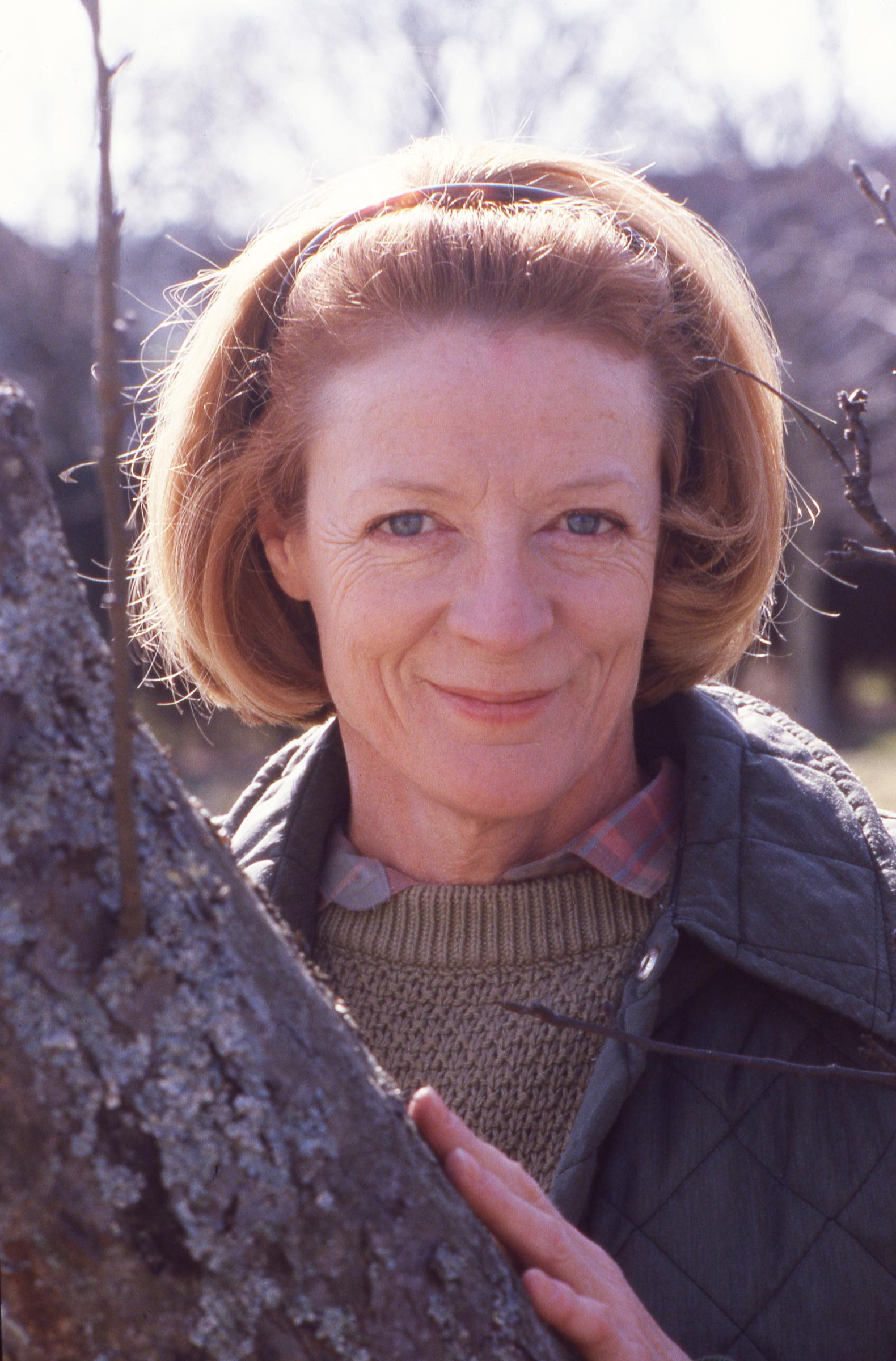 Maggie Smith fotografiada en su casa de campo de Sussex el 1 de enero de 1986, en Sussex, Inglaterra | Fuente: Getty Images