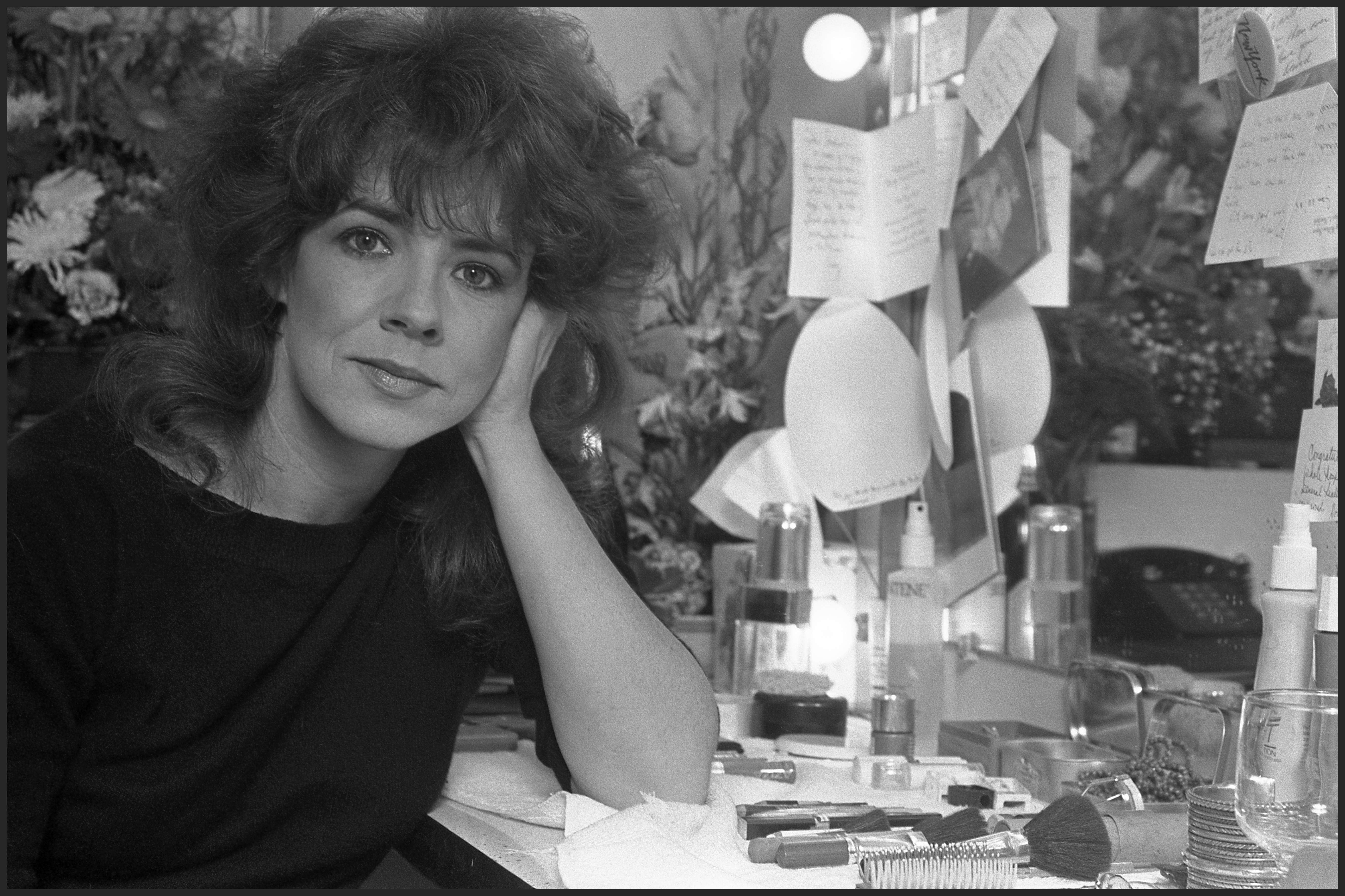 Stockard Channing mientras posa en su camerino del Teatro Longacre el 1 de enero de 1985 en Nueva York | Fuente: Getty Images