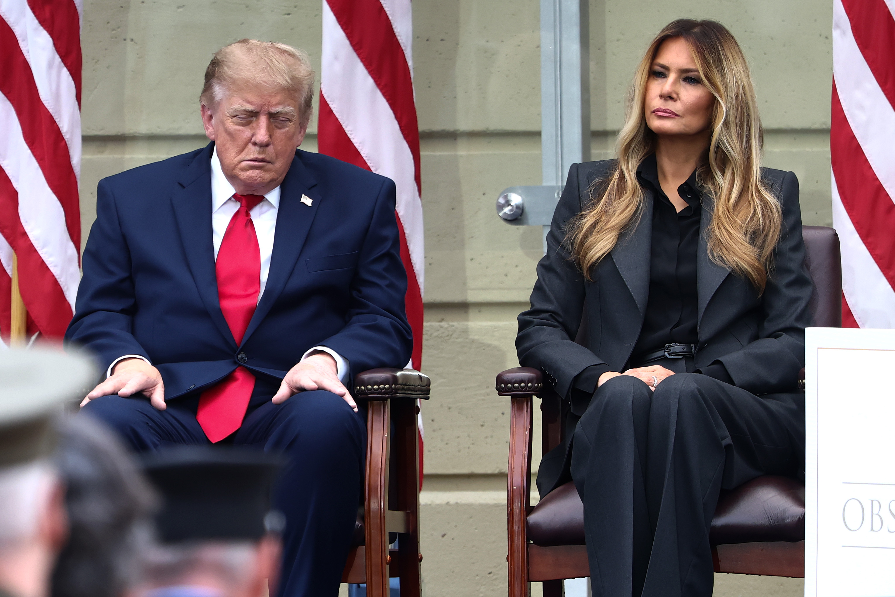 El presidente Donald Trump y la primera dama Melania Trump observan durante una ceremonia para conmemorar el 25.º aniversario de los atentados terroristas del 11 de septiembre en el patio del Pentágono. | Fuente: Getty Images