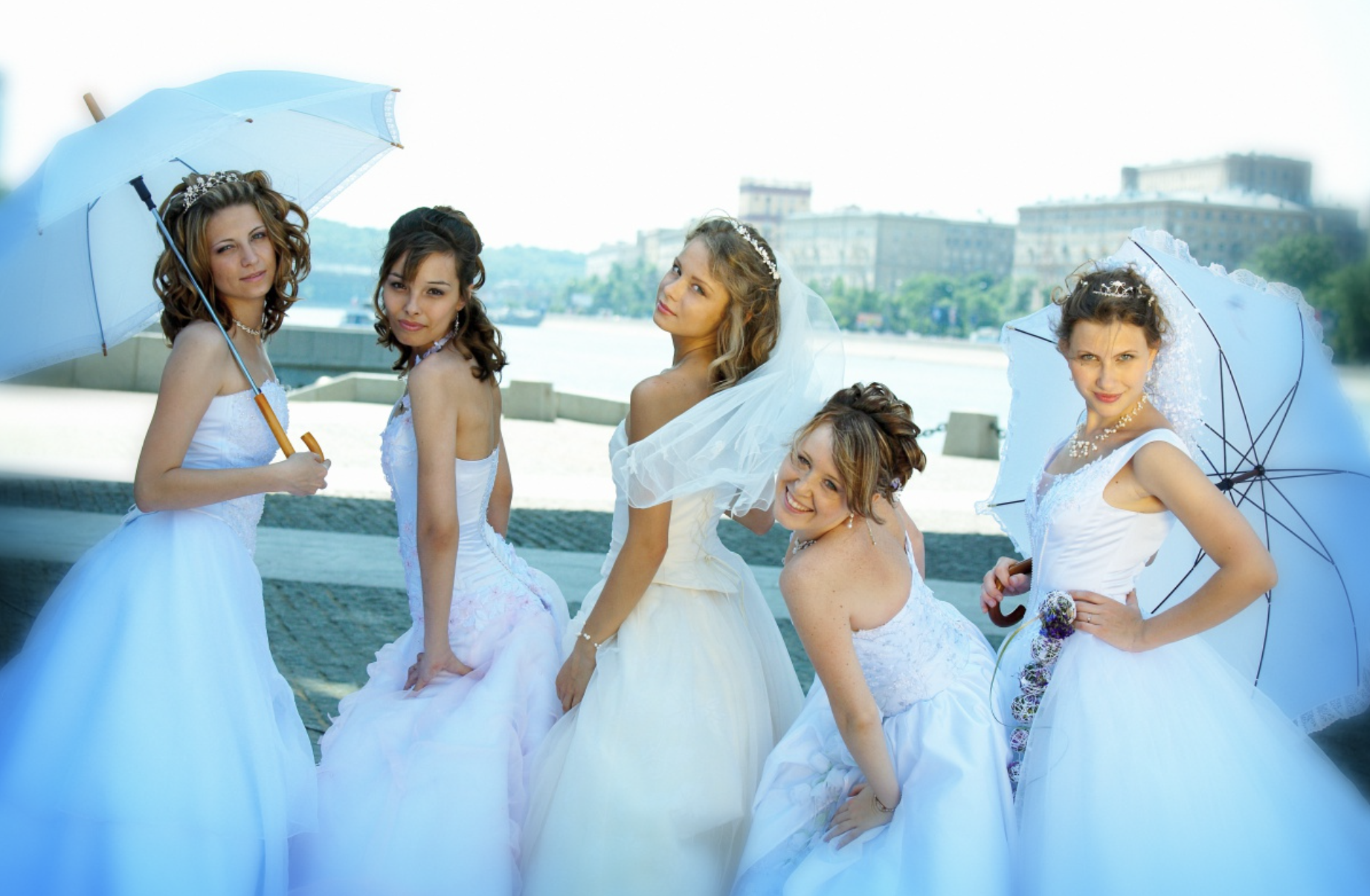 "¡Te pillamos!" 5 mujeres vestidas de novia interrumpieron nuestra ceremonia y se dirigieron a mi prometido