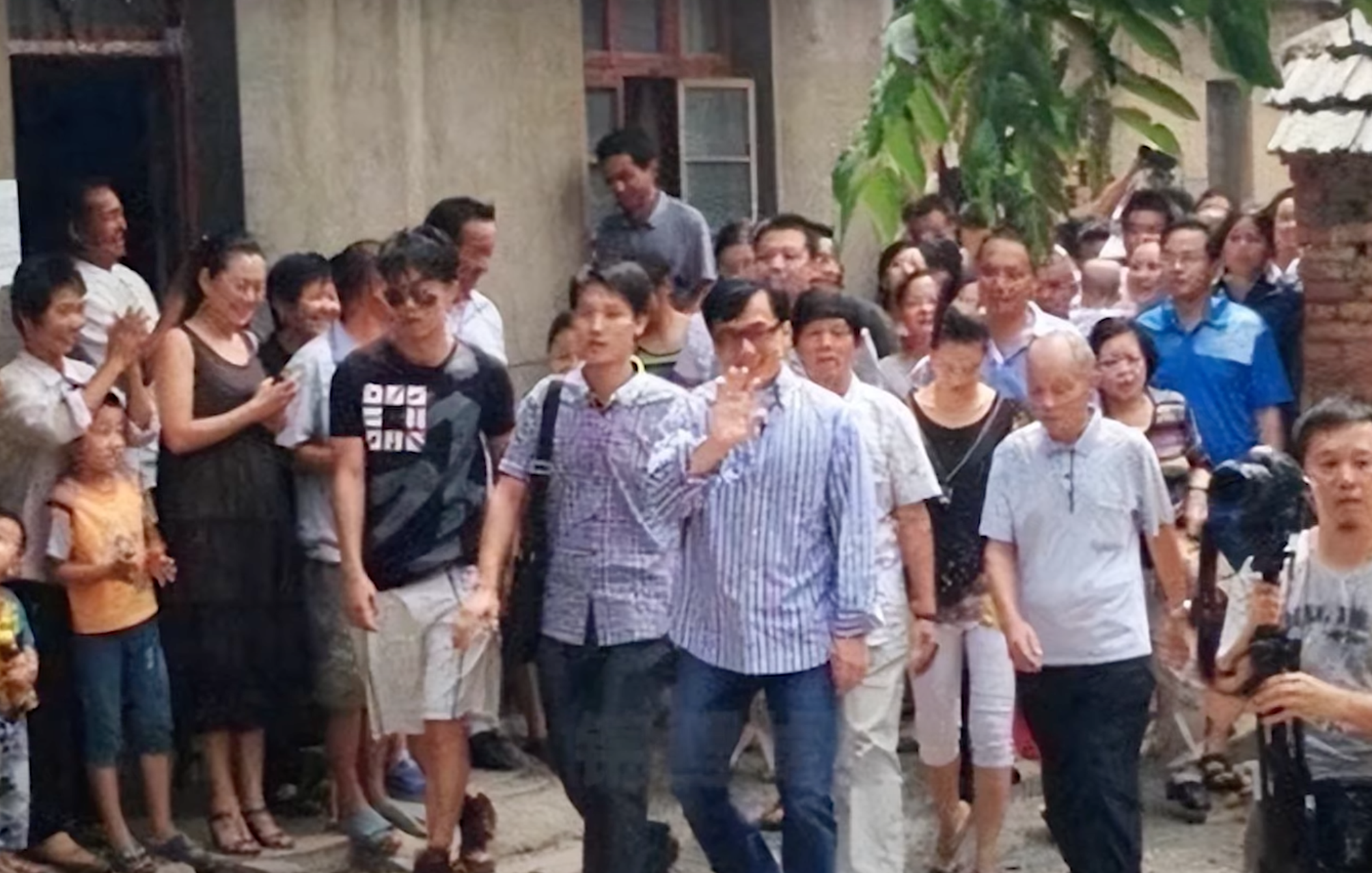 Jackie Chan de visita en Wuhu, China. | Foto: Youtube.com/锦鲤娱塘