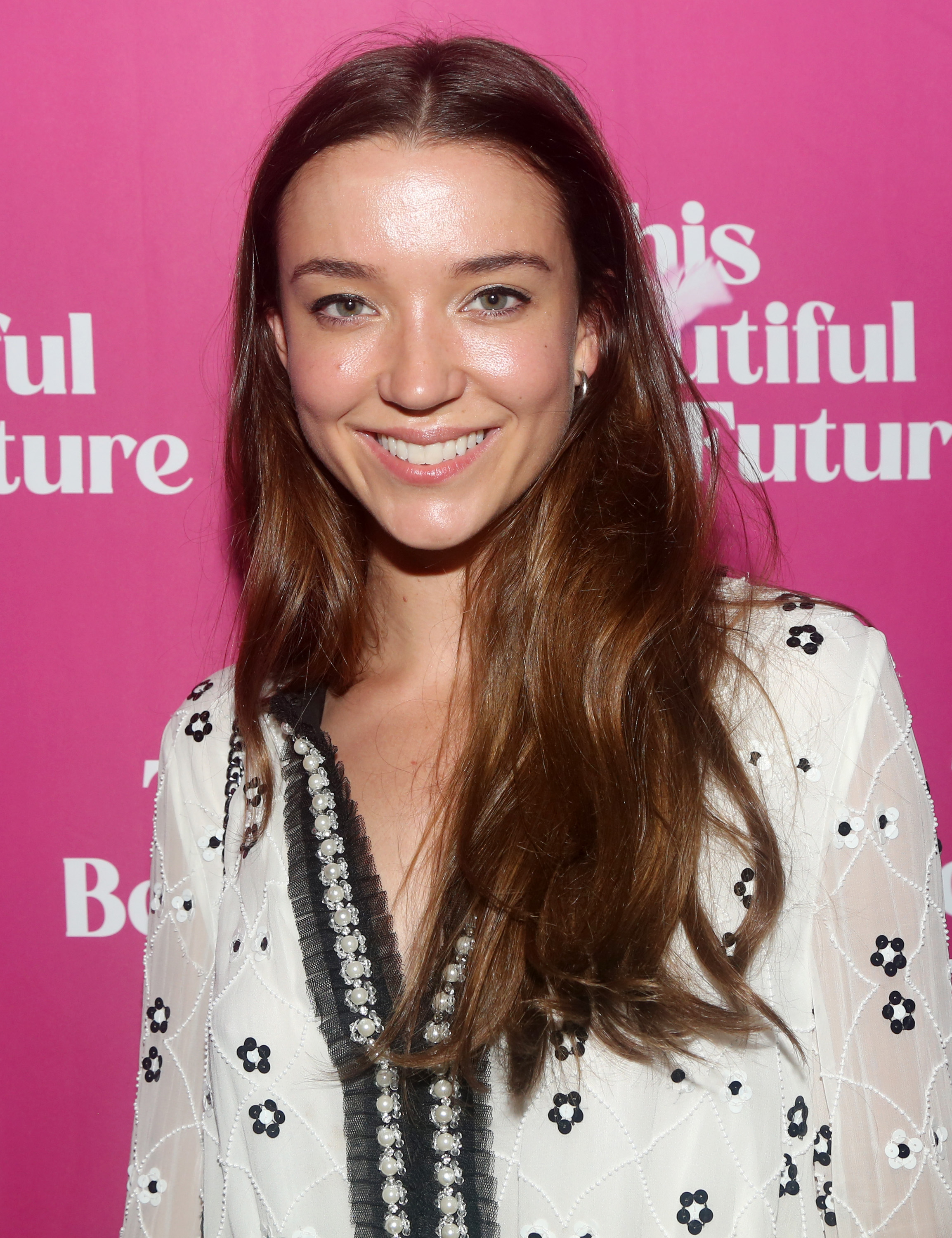 La novia posa en la noche de estreno de la nueva obra "This Beautiful Future" en The Cherry Lane Theatre el 20 de septiembre de 2022 | Fuente: Getty Images