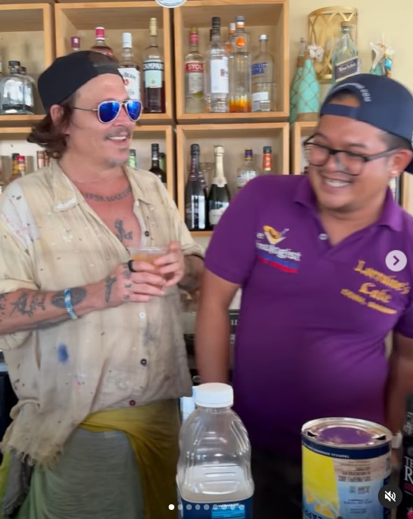 Johnny Depp y @killerbartender en Lorraine's Cafe &amp; High Tide en Exuma, Bahamas, el 30 de agosto de 3034 | Fuente: Instagram/killerbartender