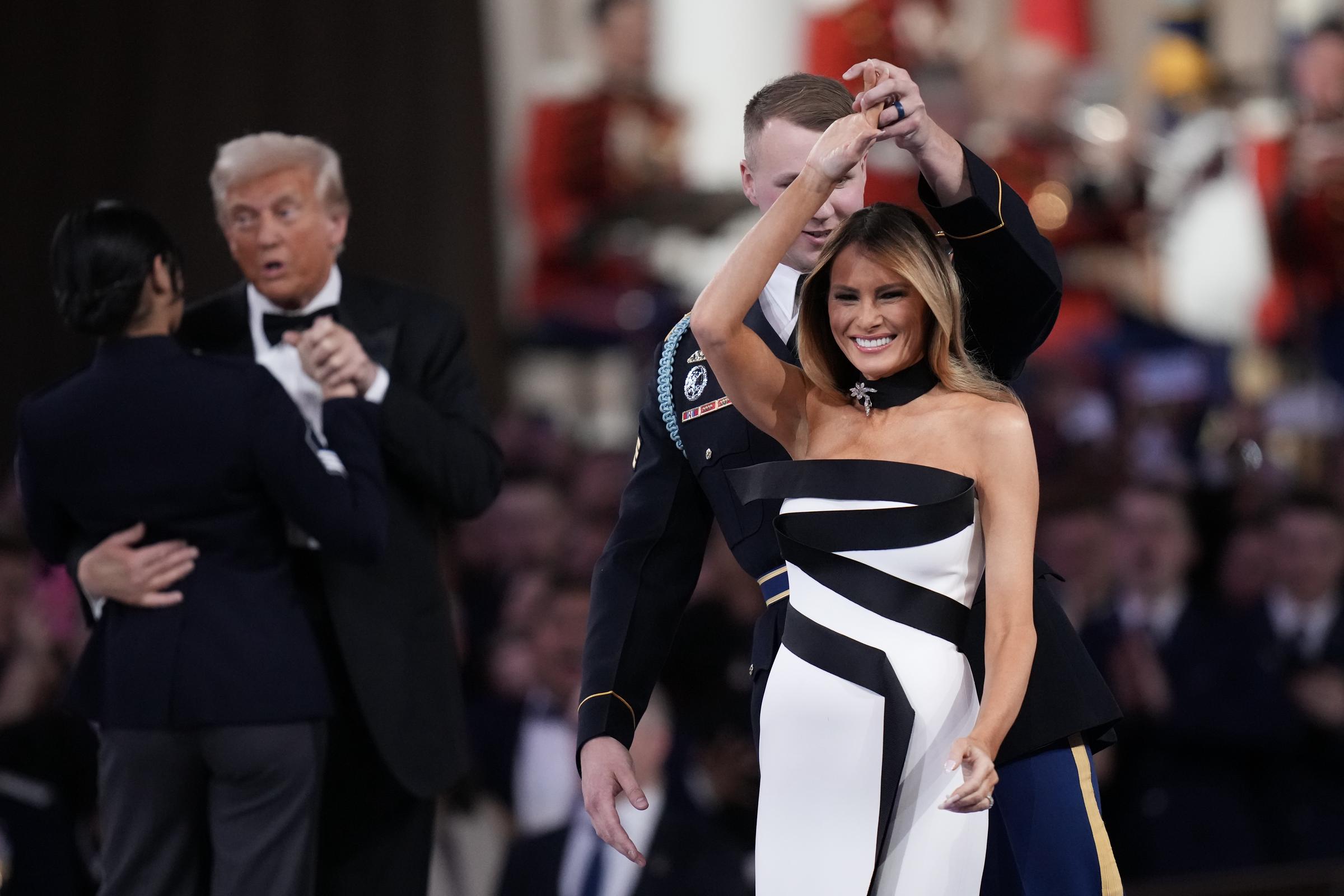 Melania Trump y el presidente Donald Trump bailan con miembros del servicio en el Baile del Comandante en Jefe el 20 de enero de 2025 | Fuente: Getty Images