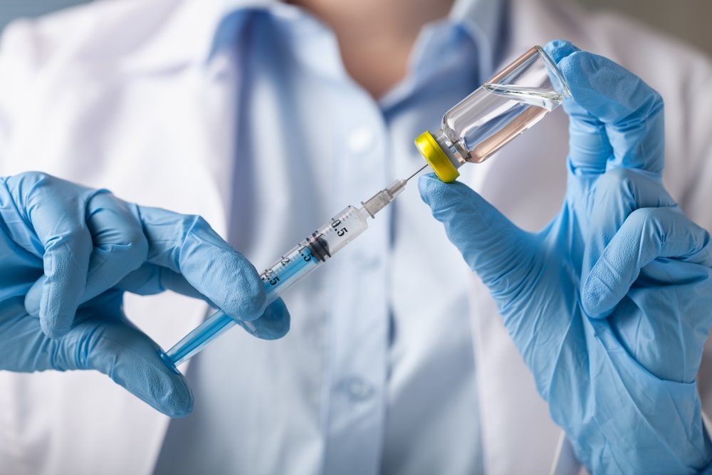 Profesional médico llenando una inyectadora con un líquido transparente. | Foto: Shutterstock