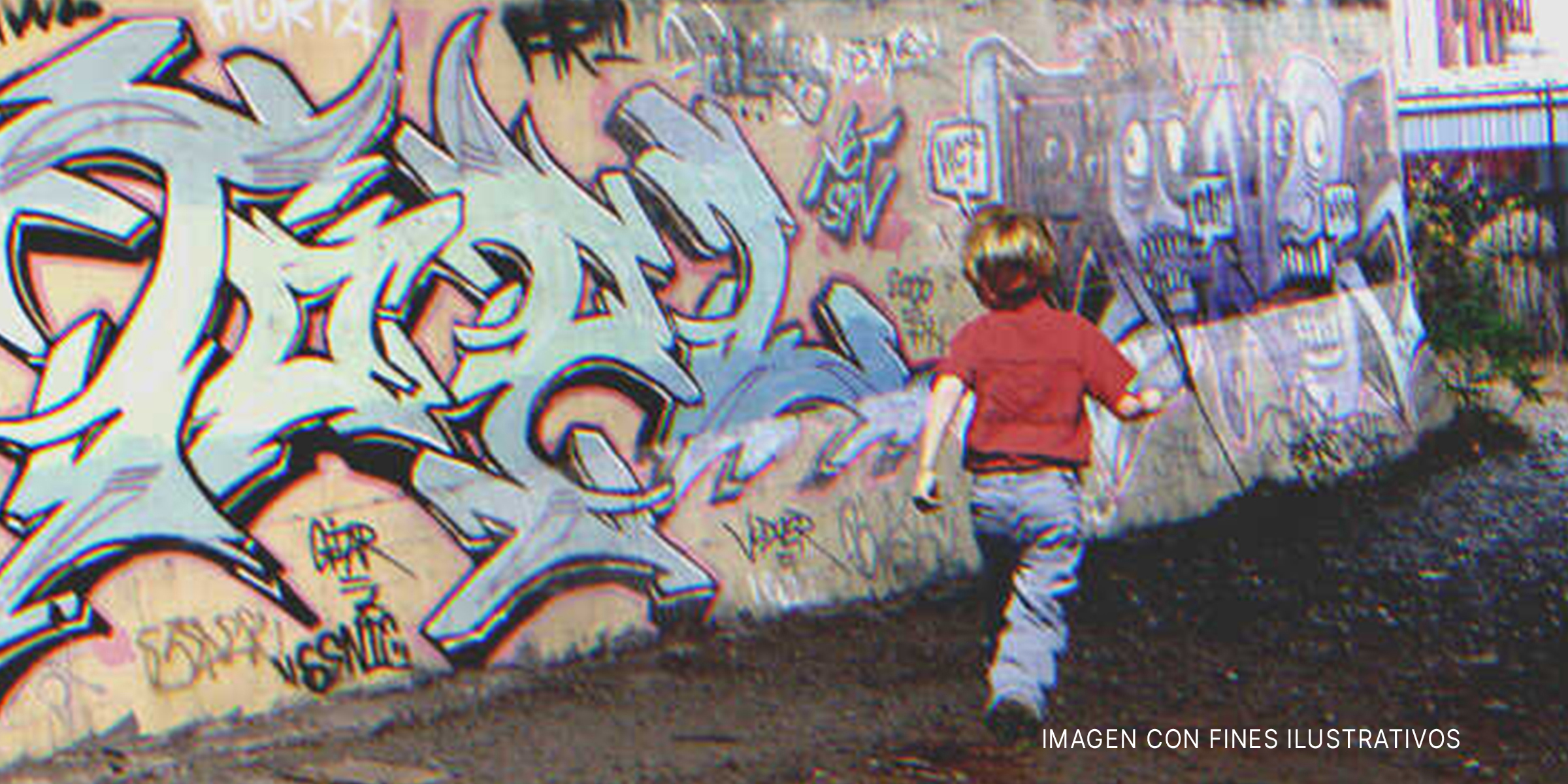 Niño caminando solo por una acera. | Foto: Flickr.com/Laurie Avocado | Flickr.com/frankjuarez