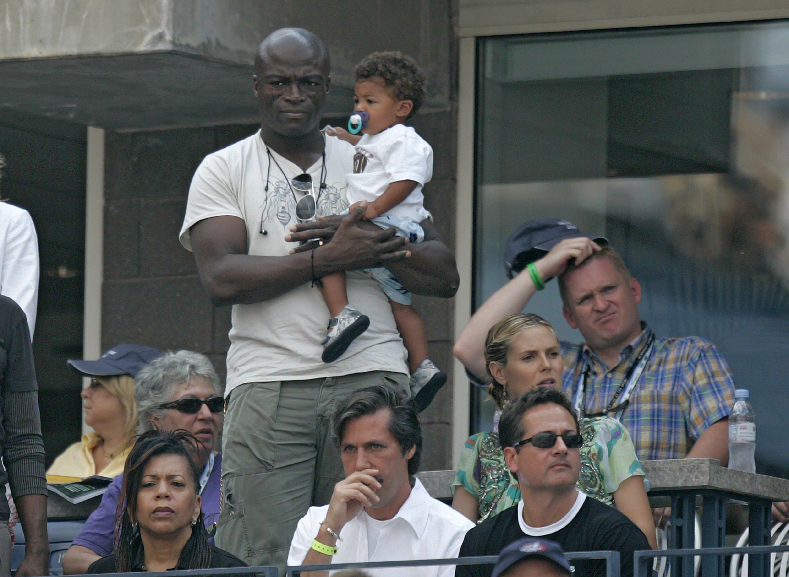 Seal sostiene en brazos a su hijo Henry Samuel en un partido del US Open 2006, el 8 de septiembre, en Flushing Meadows, Queens, Nueva York. | Fuente: Getty Images