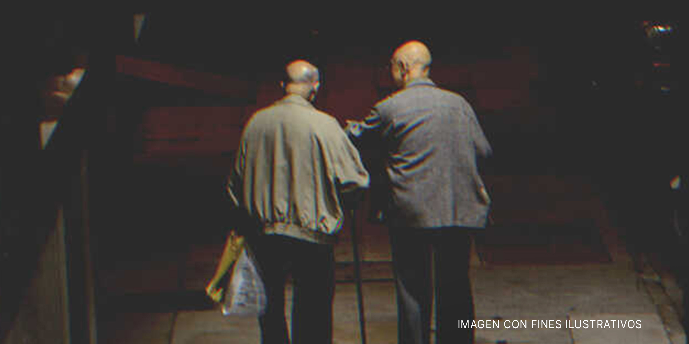 Ancianos caminando juntos. | Foto: Flickr.com/Abdul Rahman