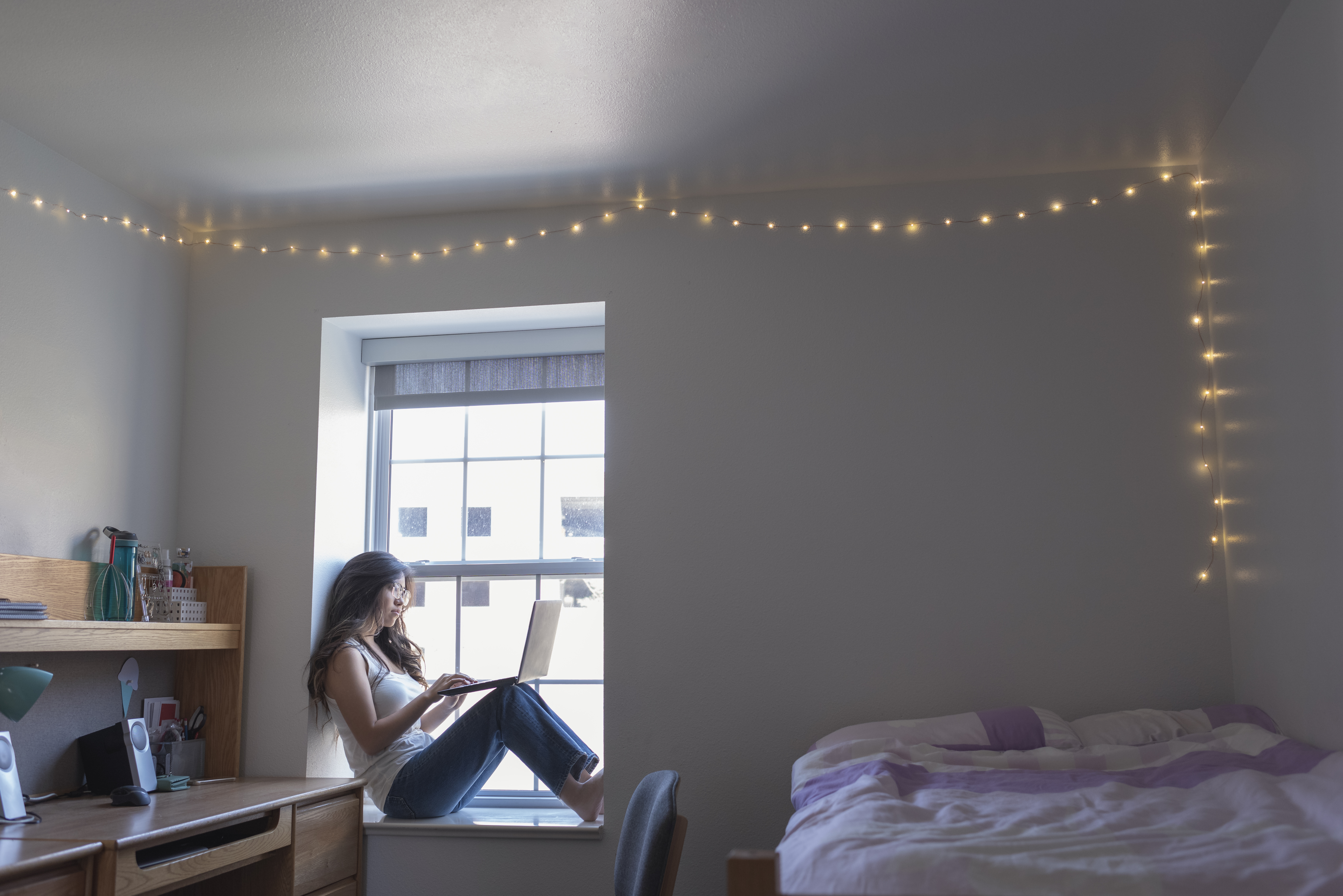 Una estudiante universitaria en su dormitorio | Foto: Getty Images