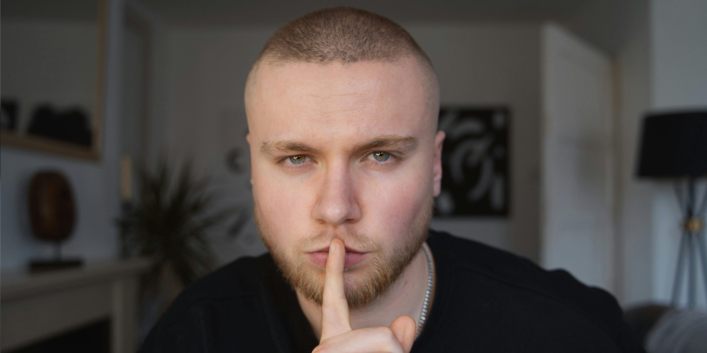 Hombre guardando un secreto | Fuente: Pexels