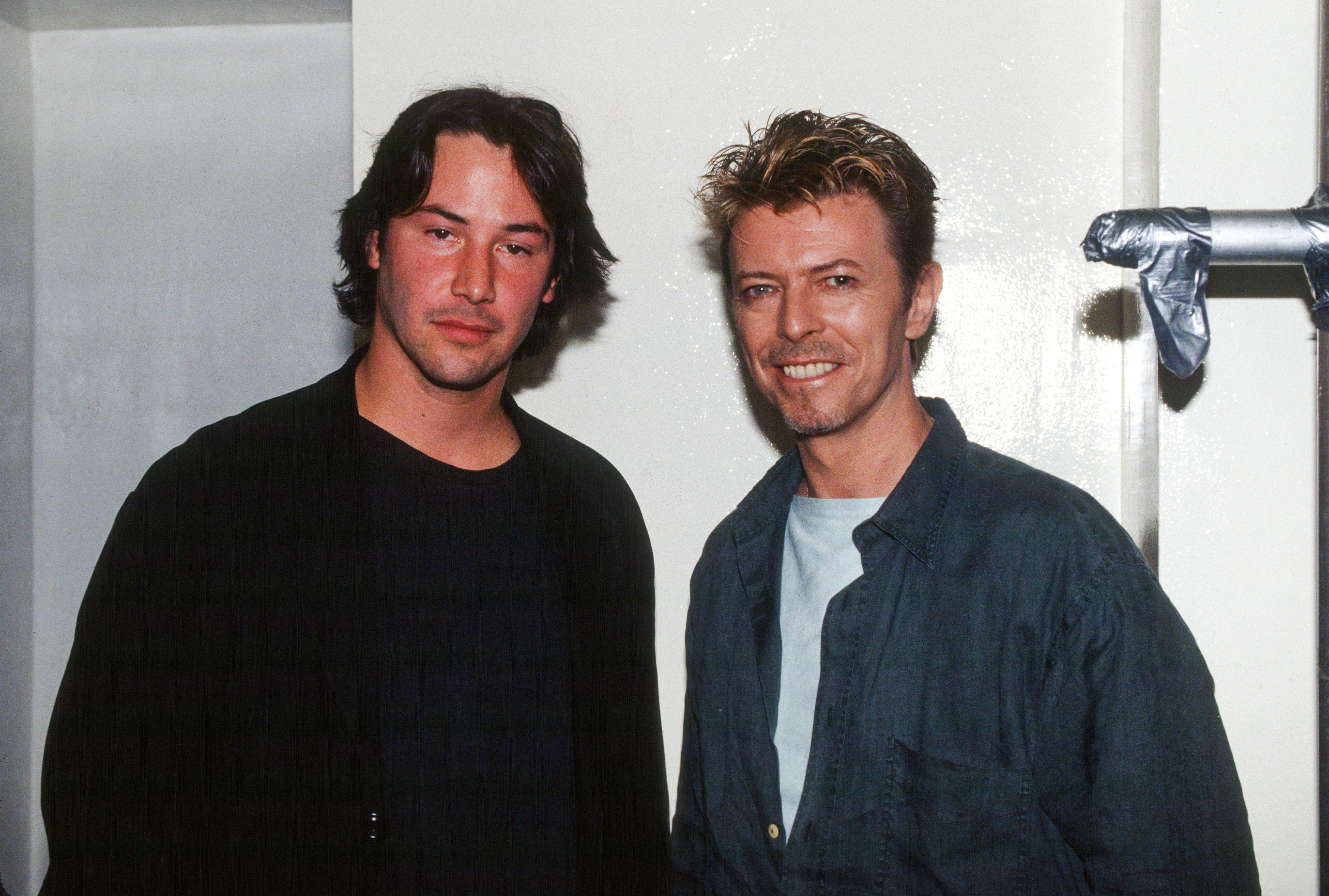David Bowie y Keanu Reeves en 1992 | Foto: Getty Images