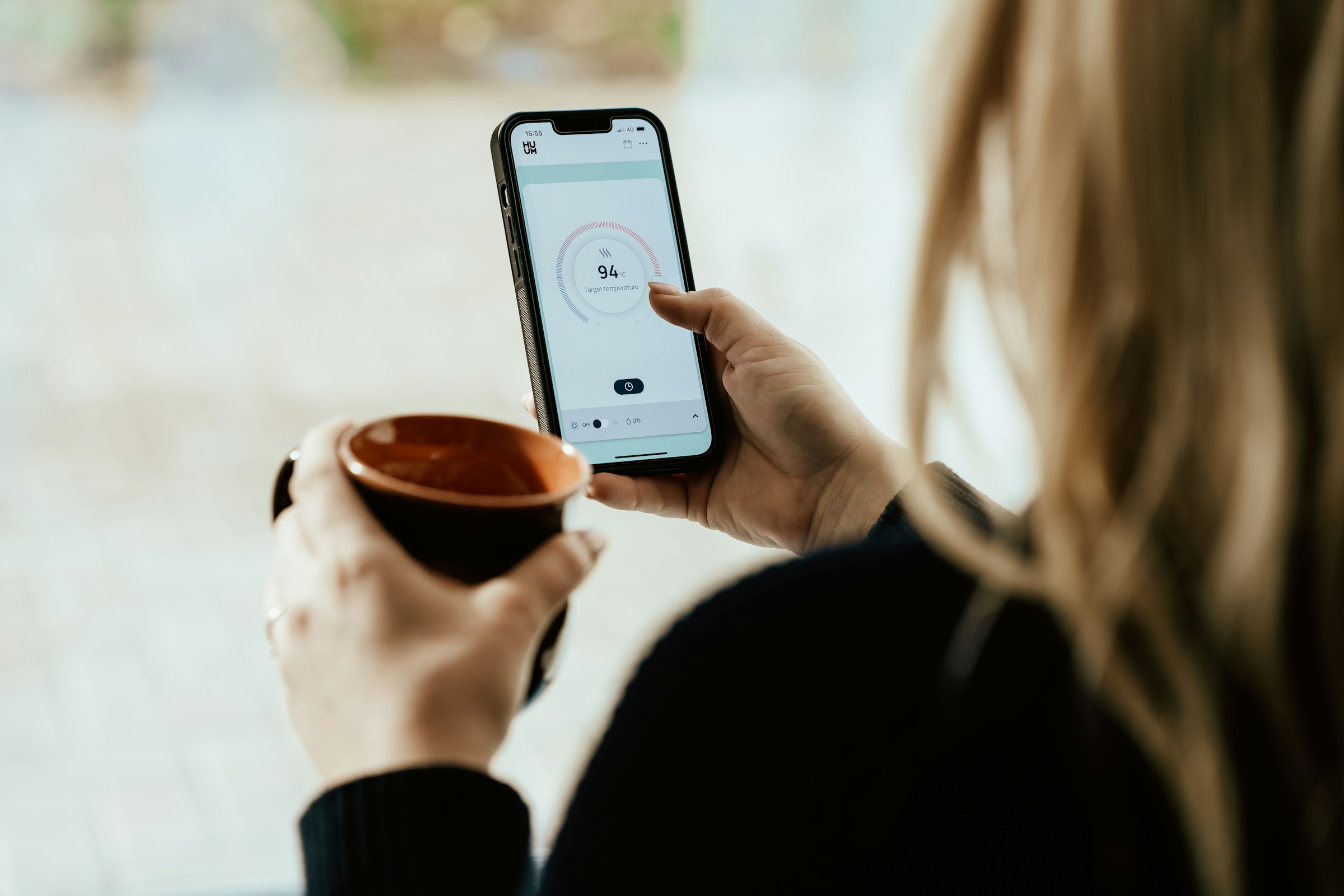 Una mujer usando un teléfono | Fuente: Unsplash