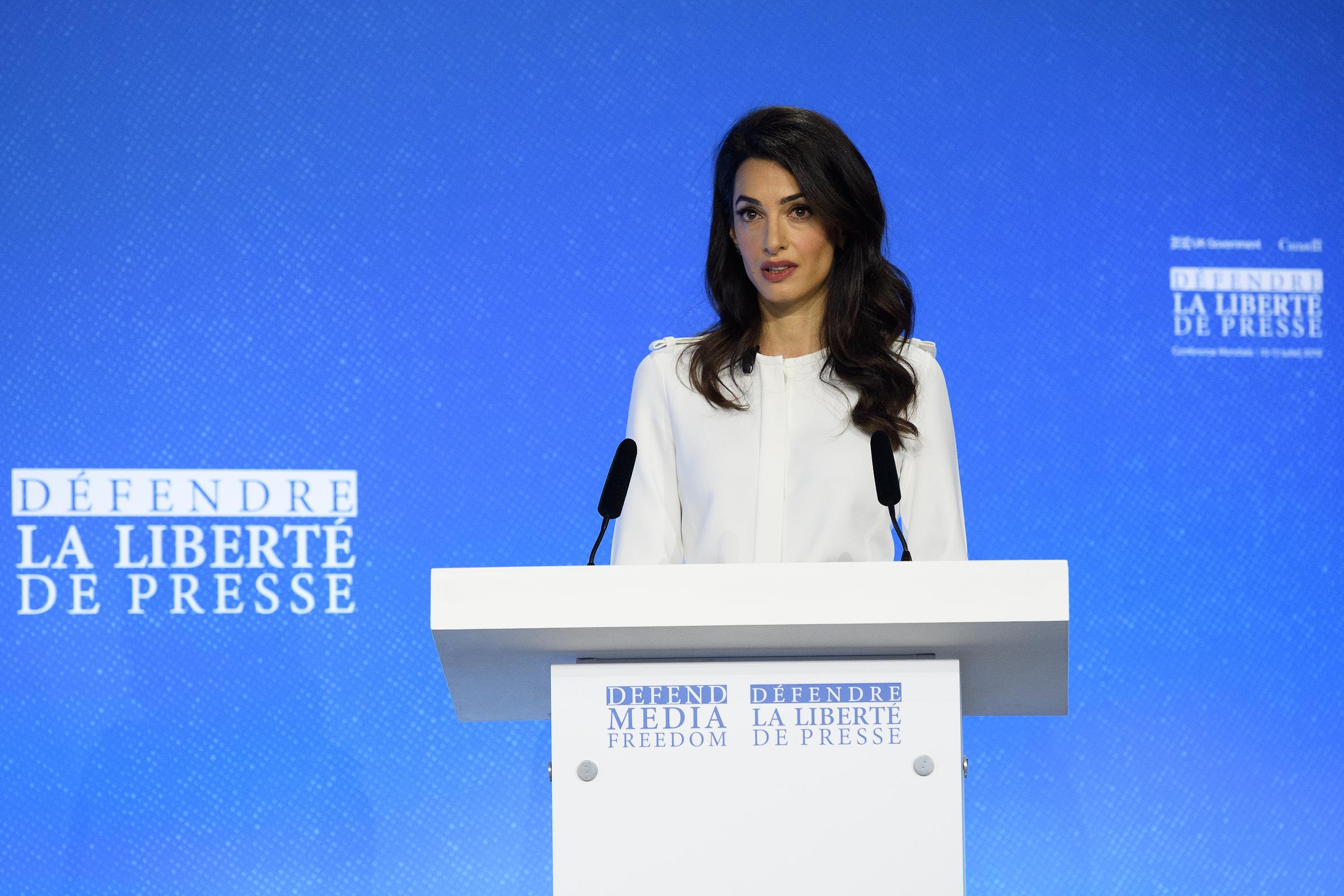 Amal Clooney habla a los delegados durante el segundo día de la Conferencia Mundial sobre la Libertad de Prensa el 11 de julio de 2019 | Fuente: Getty Images