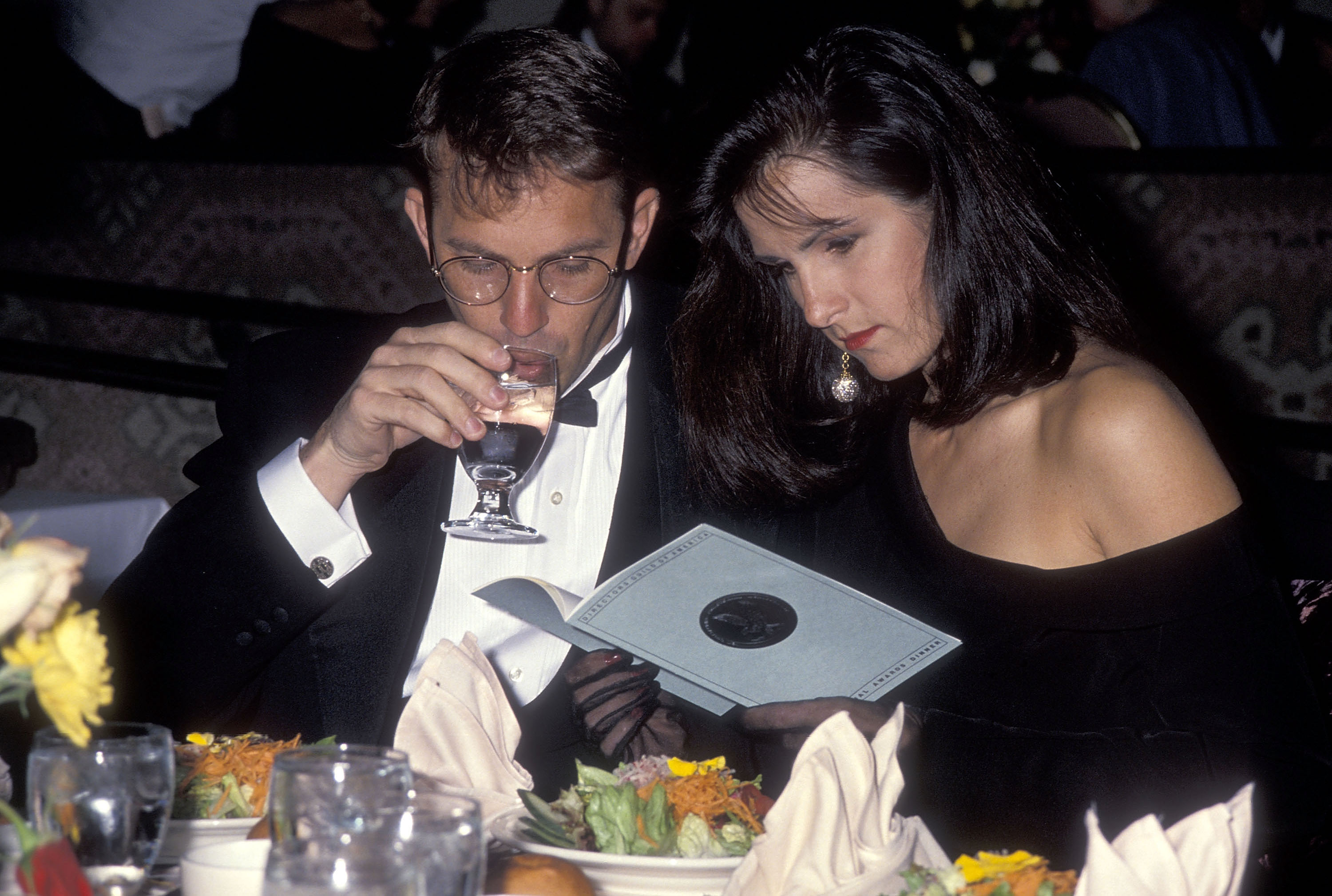 Kevin y Cindy Costner asisten a la 43 edición de los Premios Anuales del Gremio de Directores de América en Beverly Hills, California, el 16 de marzo de 1991. | Fuente: Getty Images