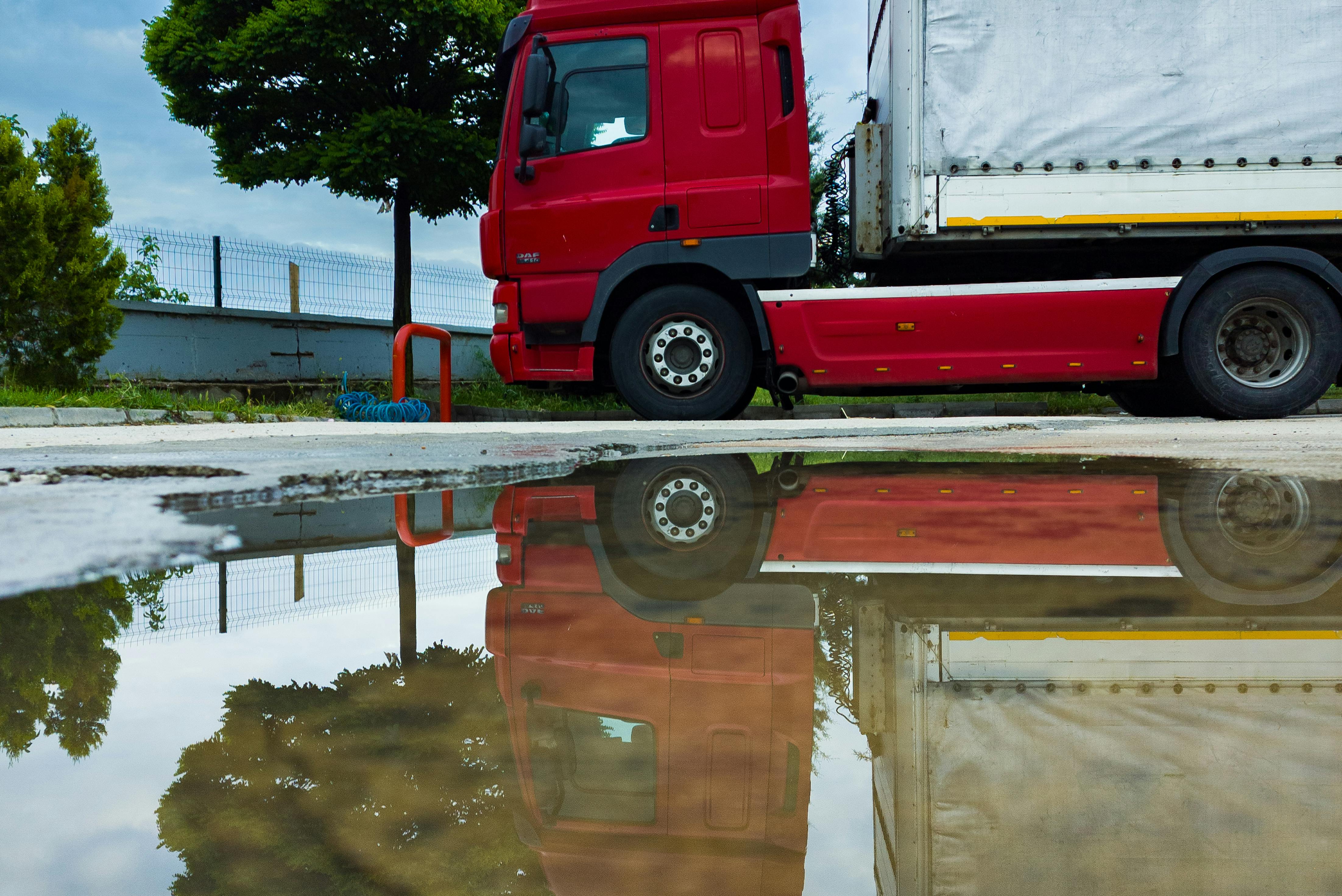 Un camión en la carretera | Fuente: Pexels