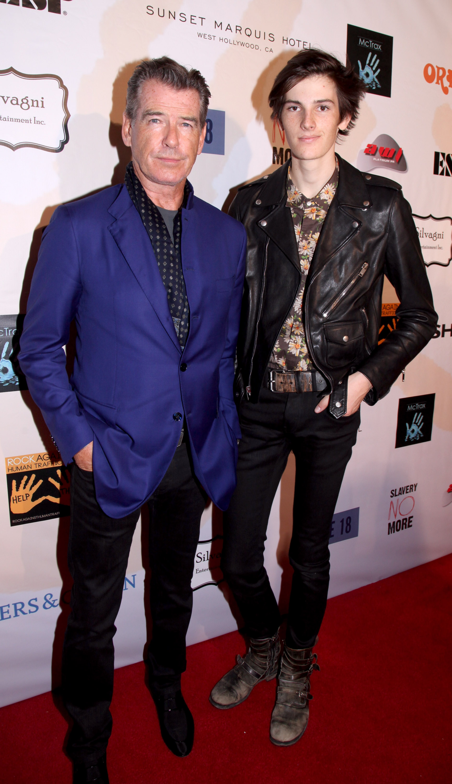 Pierce Brosnan y su hijo Dylan Brosnan en la fiesta posterior a los Grammy del Hotel Sunset Marquis y Rock Against Trafficking el 8 de febrero de 2015, en Los Ángeles, California | Fuente: Getty Images