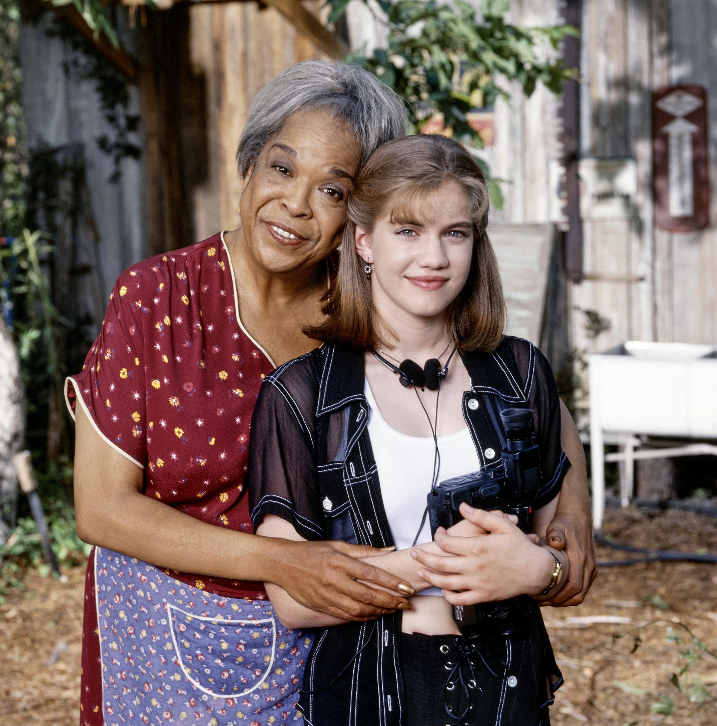 Della Reese y la actriz en el rodaje de "Miracle in the Woods", 1997 | Fuente: Getty Images