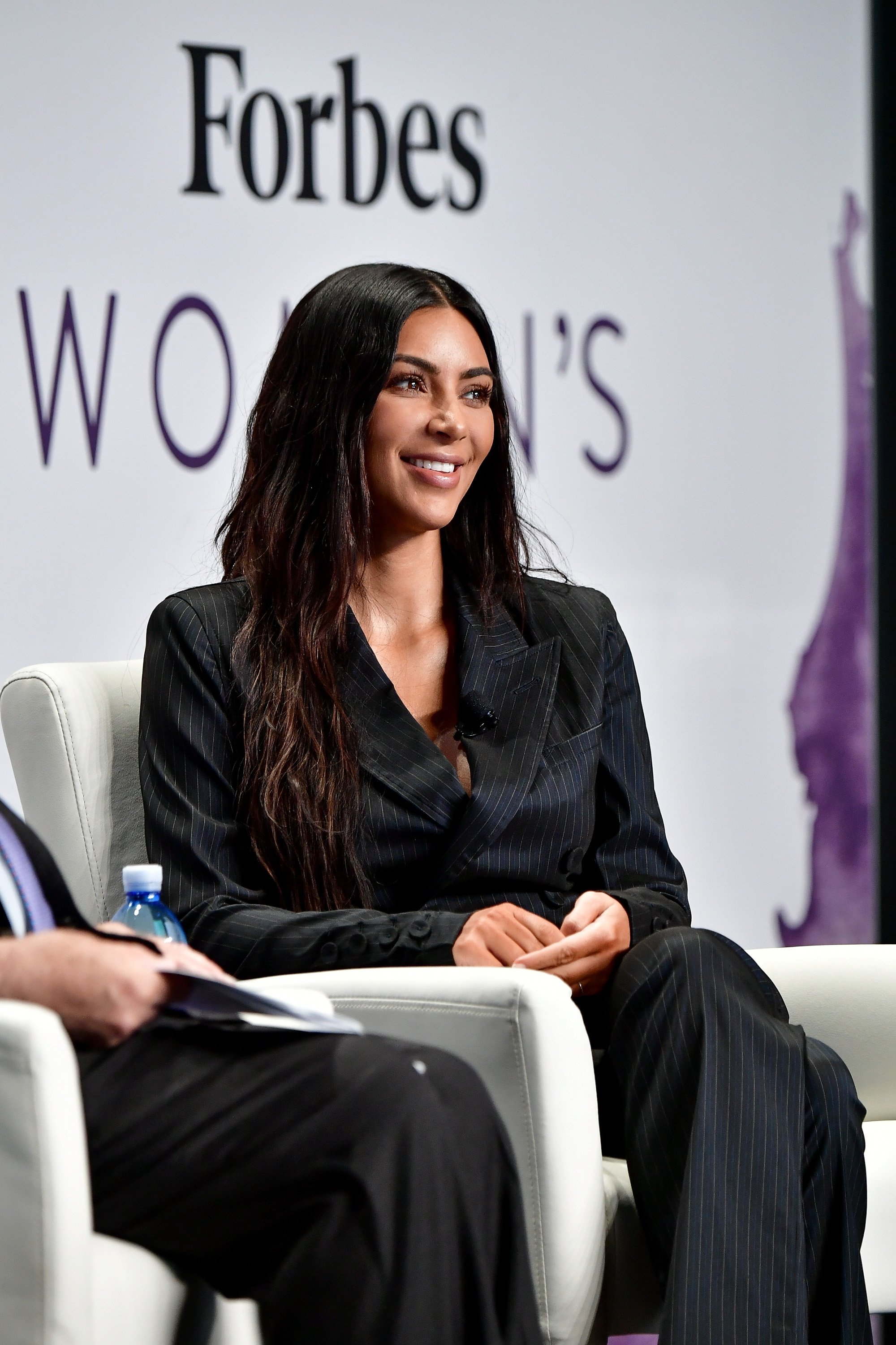 Kim Kardashian hablando en el escenario durante la Forbes Women's Summit en los Spring Studios, el 13 de junio de 2017 en la ciudad de Nueva York | Imagen: Getty Images