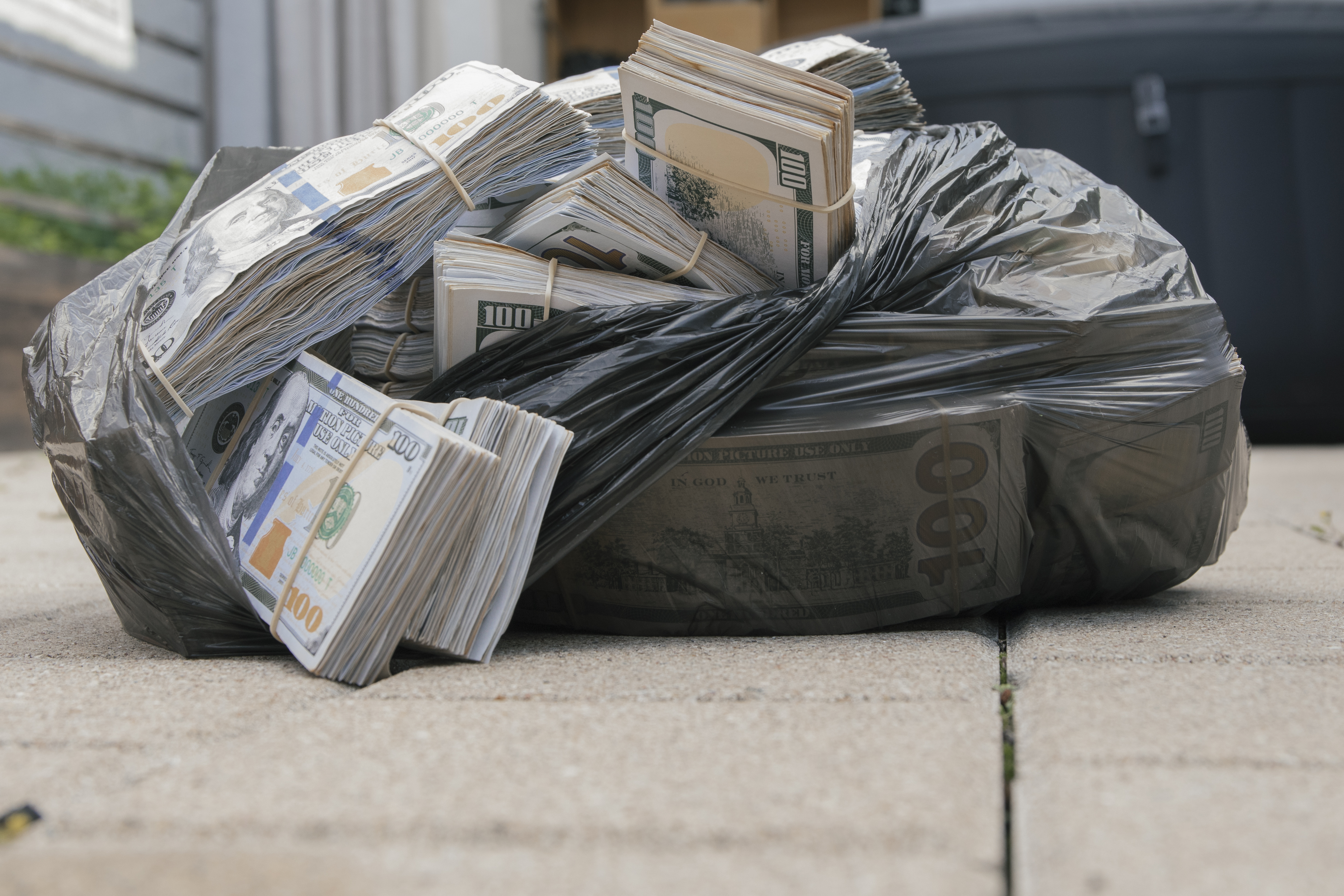 Mucho dinero en una bolsa de plástico | Fuente: Shutterstock.com