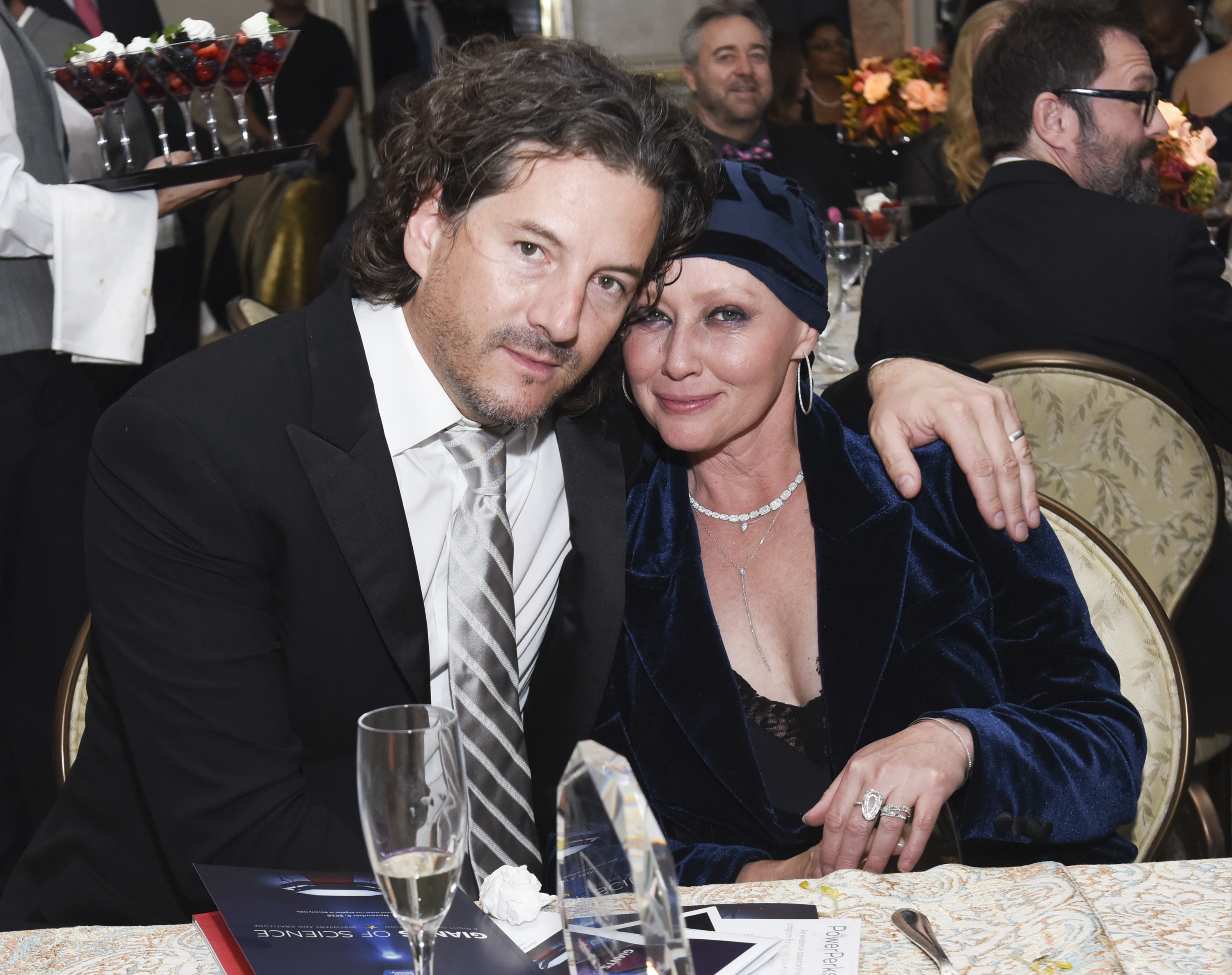 Kurt Iswarienko y Shannen Doherty en la Gala de Los Ángeles de los Gigantes de la Ciencia de la Sociedad Americana del Cáncer el 5 de noviembre de 2016, en Los Ángeles, California. | Fuente: Getty Images