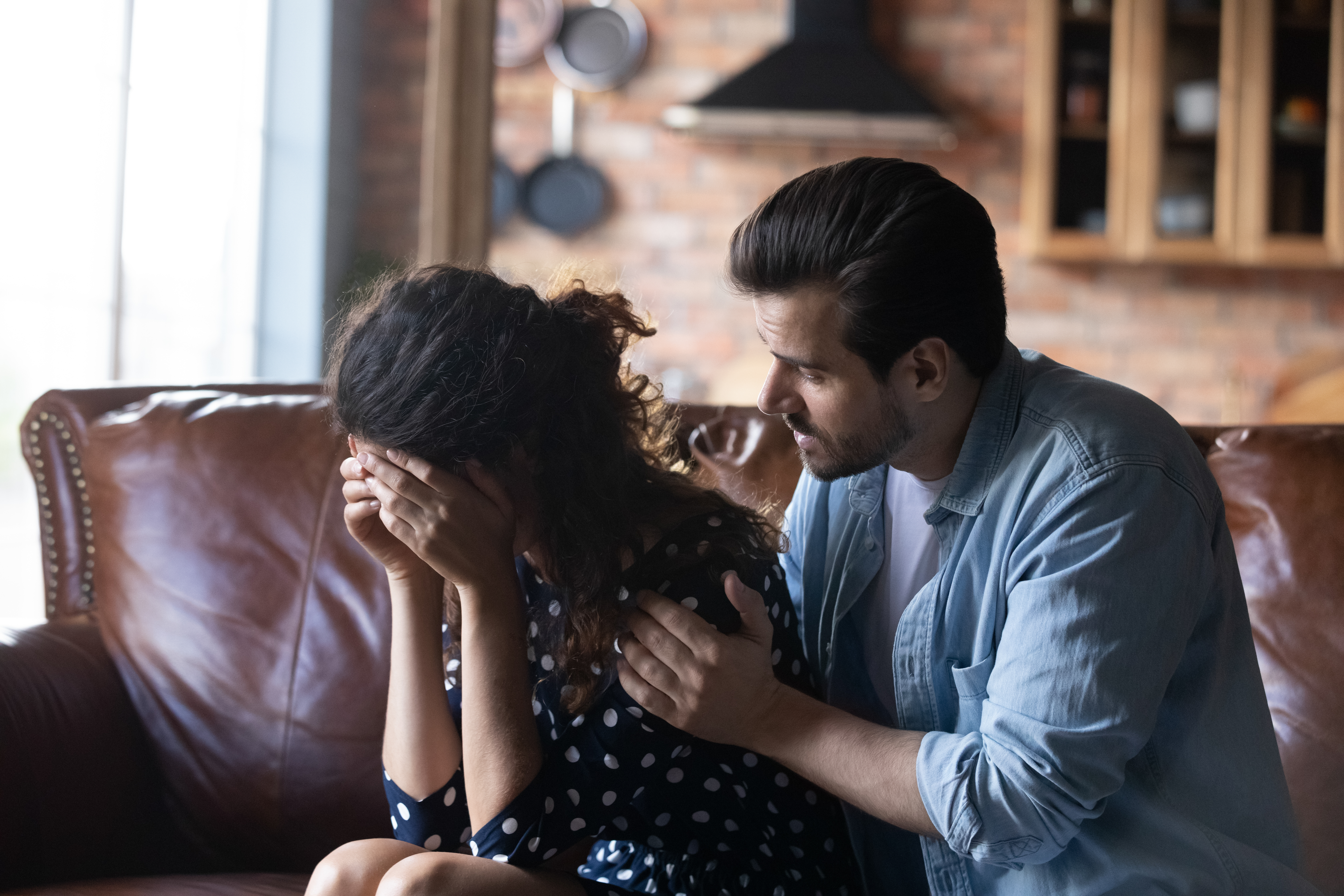 Hombre consuela a su pareja | Foto: Shutterstock