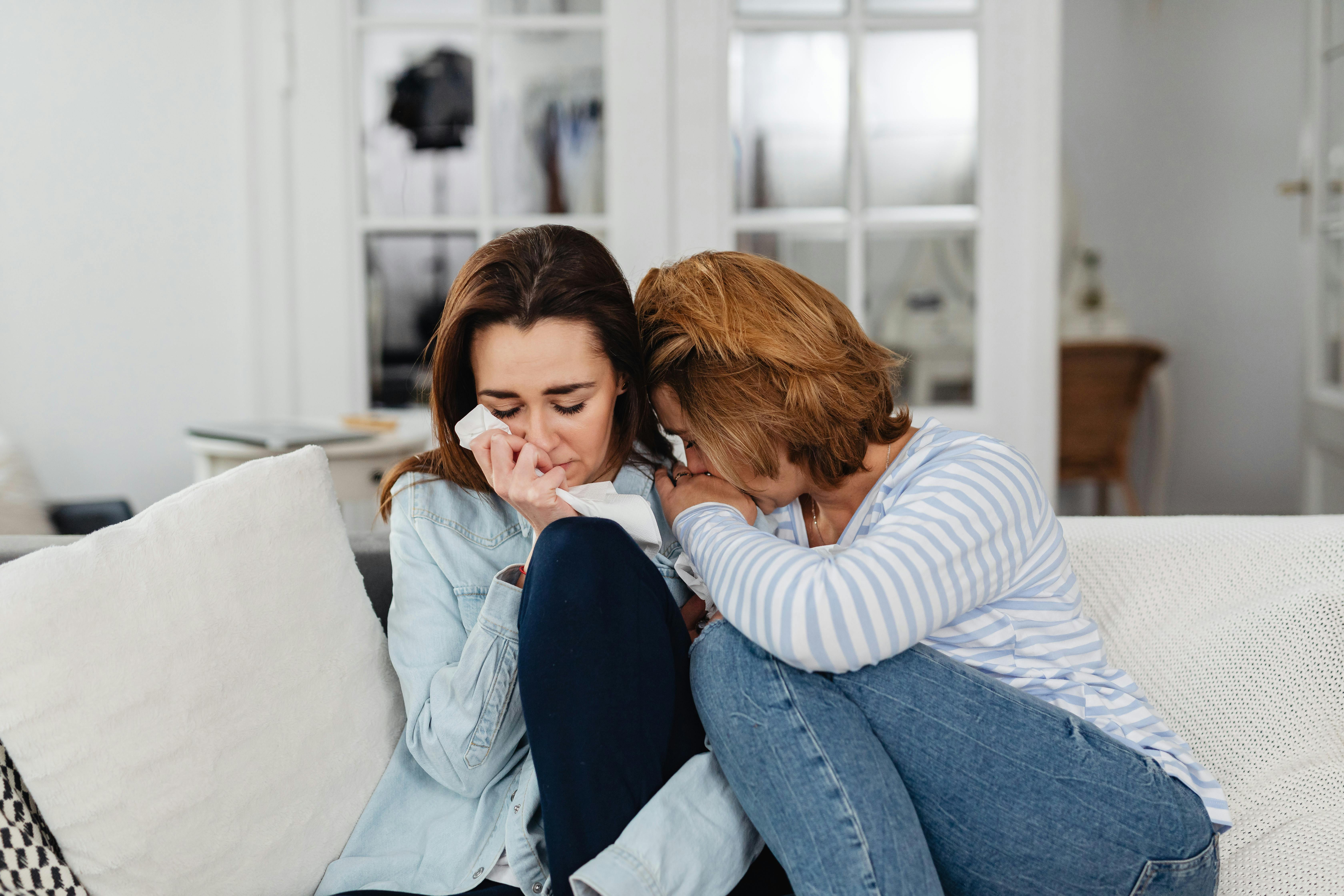 Una mujer emocionada consolada por una amiga | Fuente: Pexels