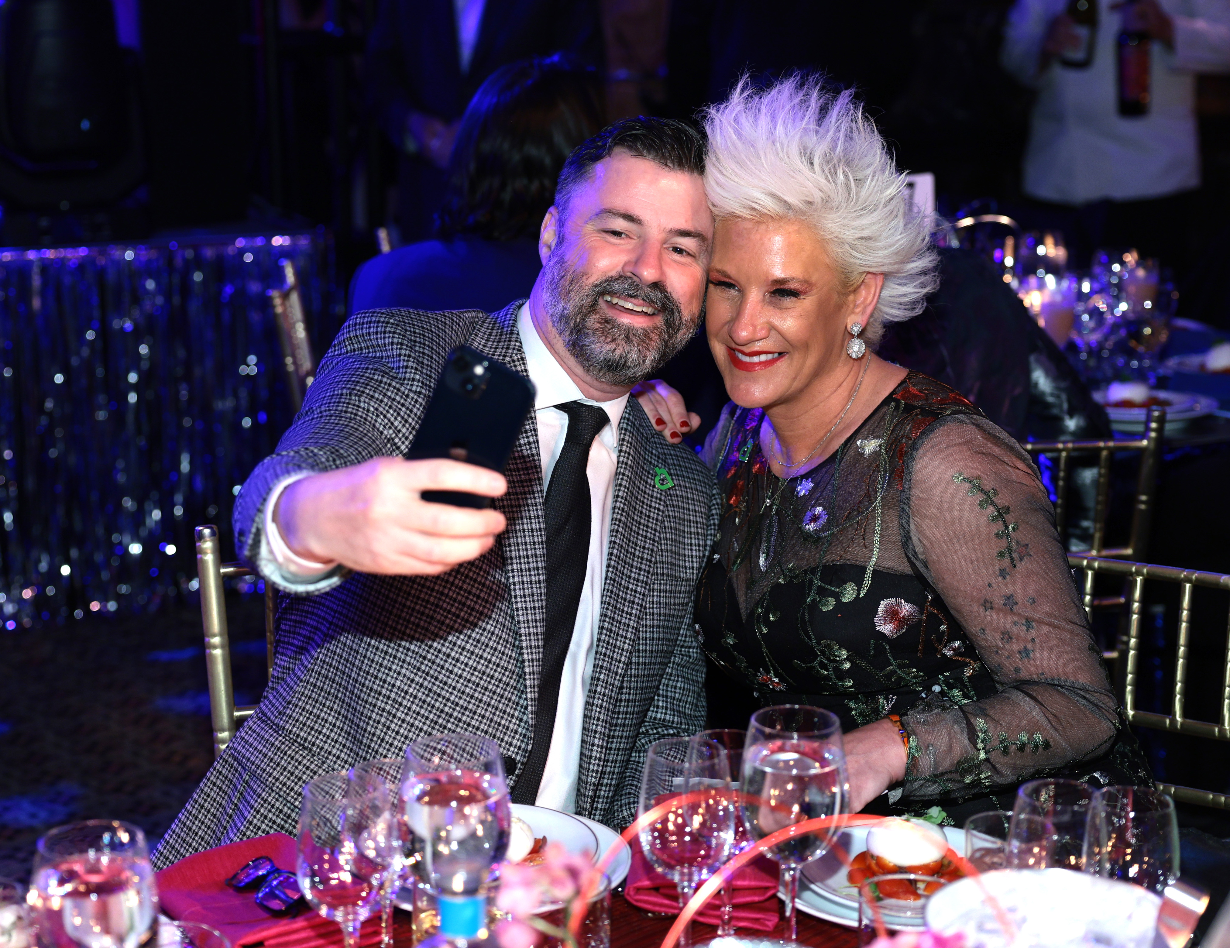 Stuart Claxton y Anne Burrell aparecen en "City Harvest Presents The 40th Anniversary Gala: House Of Harvest" en Cipriani 42nd Street el 25 de abril de 2023 en Nueva York. | Fuente: Getty Images