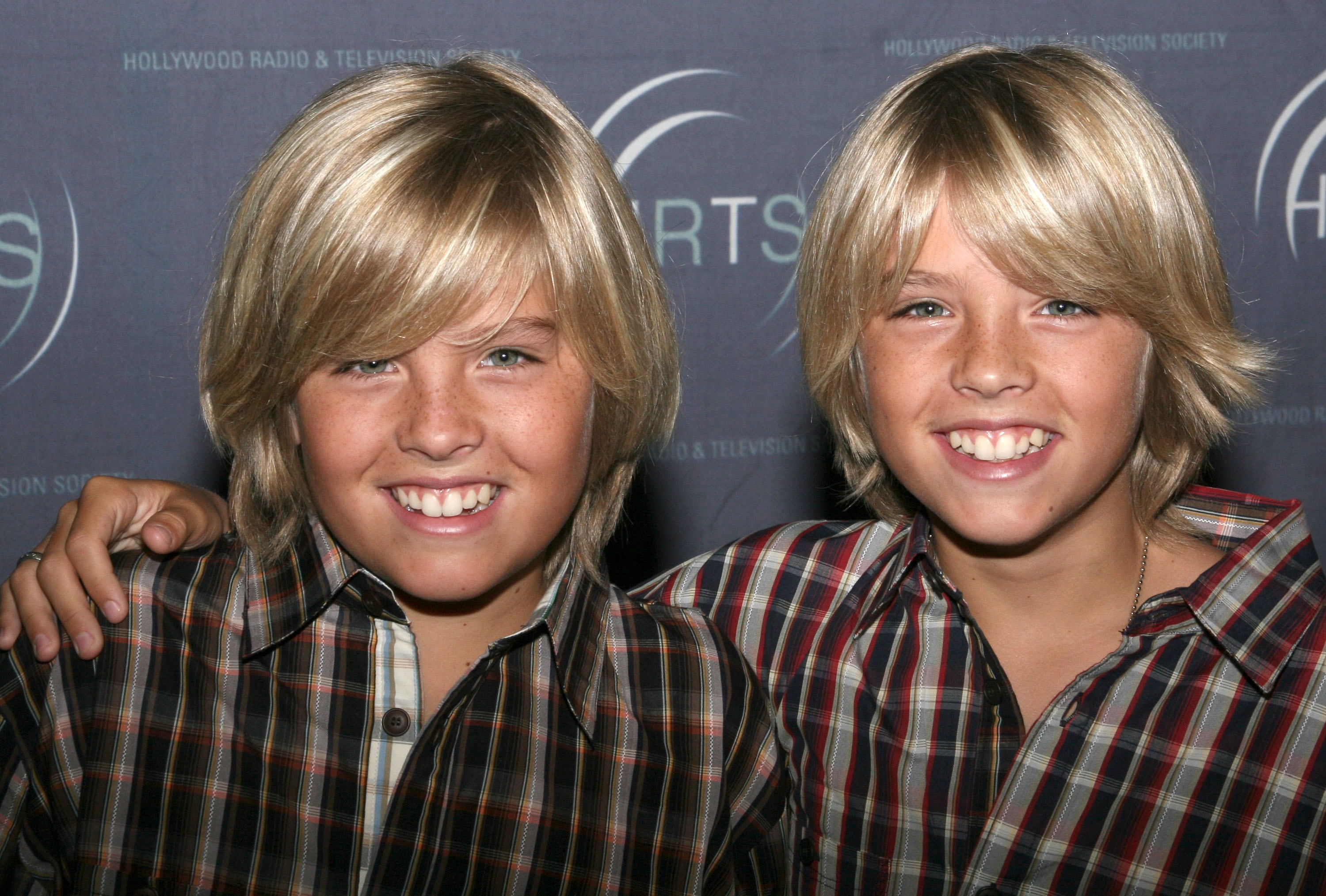 Dylan y Cole en el evento "Kids Day 2005" de la Sociedad de Radio y Televisión de Hollywood, en Hollywood, el 10 de agosto de 2005. | Fuente: Getty Images