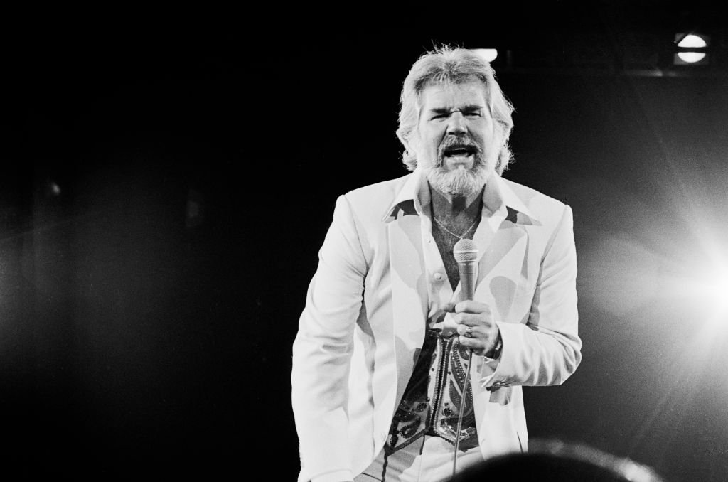 Kenny Rogers en el escenario del Nassau Coliseum, Uniondale, Nueva York, el 26 de septiembre de 1980. | Foto: Getty Images