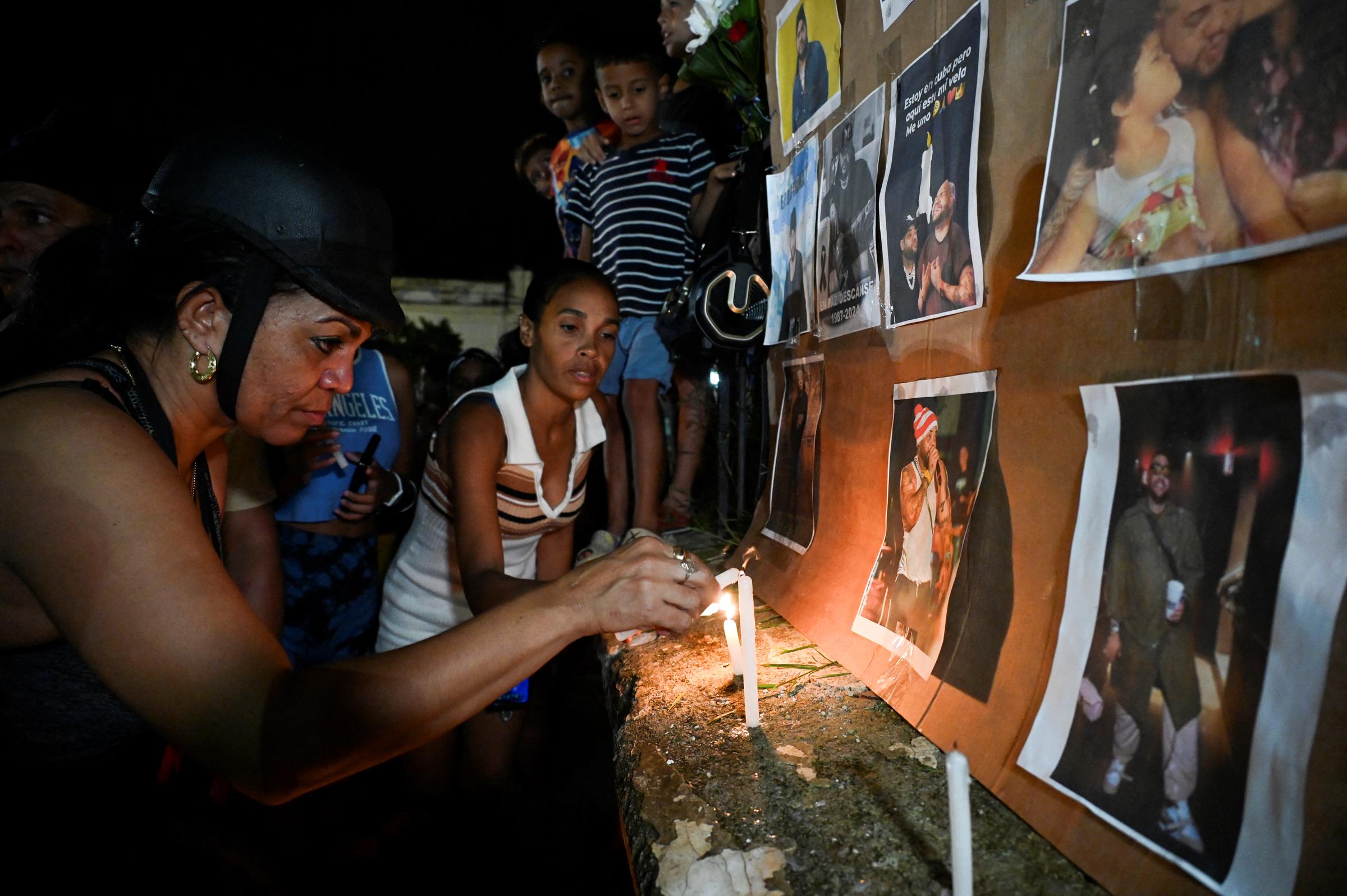 Fans rinden tributo al fallecido cantante de reggaetón José Manuel Carbajal "El Taiger" en La Habana el 10 de octubre de 2024. | Fuente: Getty Images