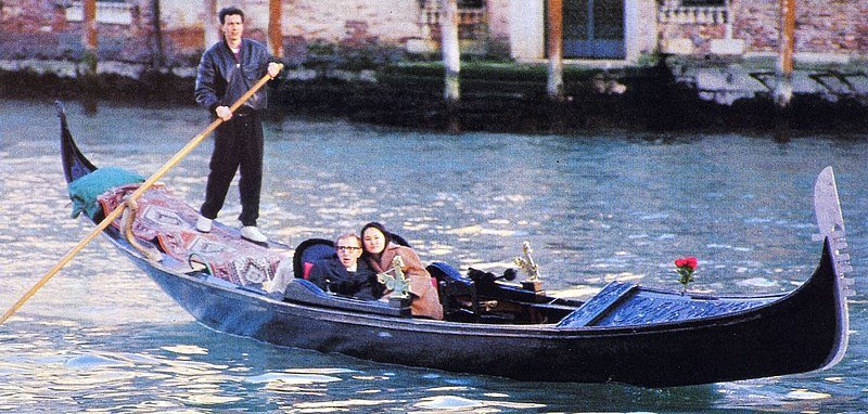 Woody Allen y Soon-Yi Previn paseando en Venecia, Italia. | Foto: Wikipedia 