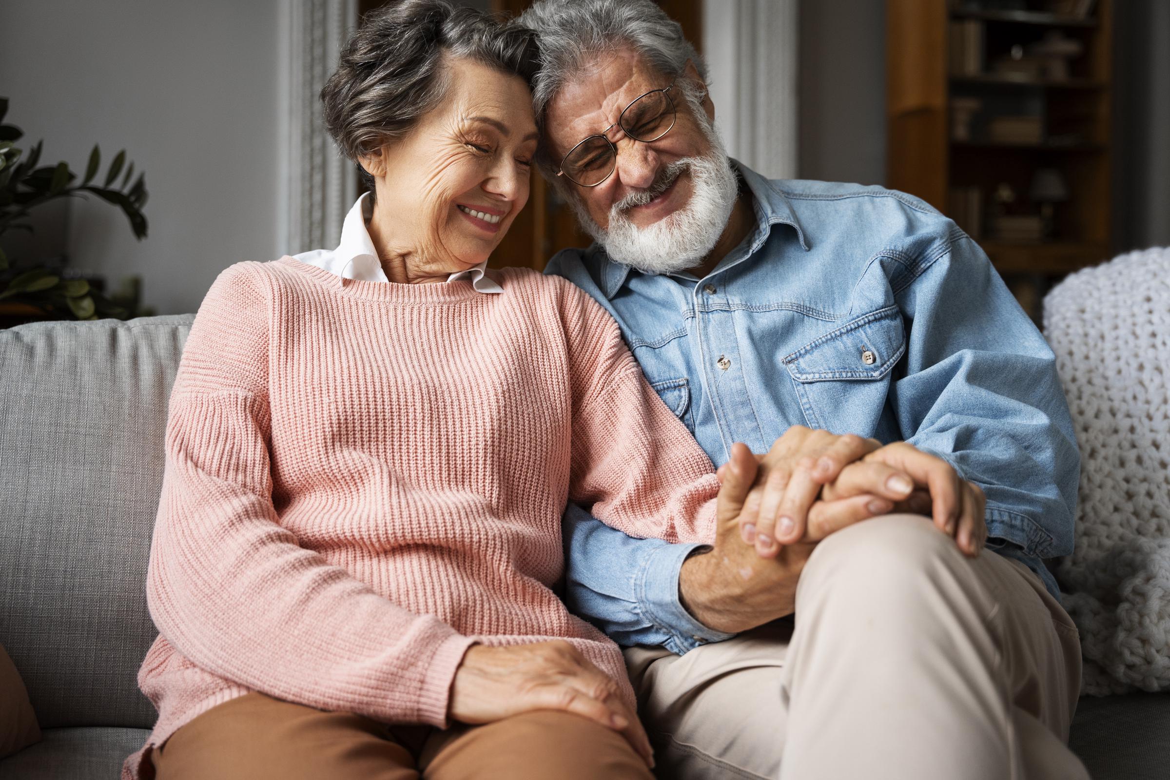 Una feliz pareja de ancianos en casa | Fuente: Freepik