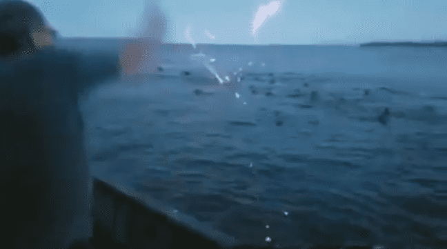 Allan lanzando el explosivo al mar | Imagen tomada de: Instagram/sealegacy