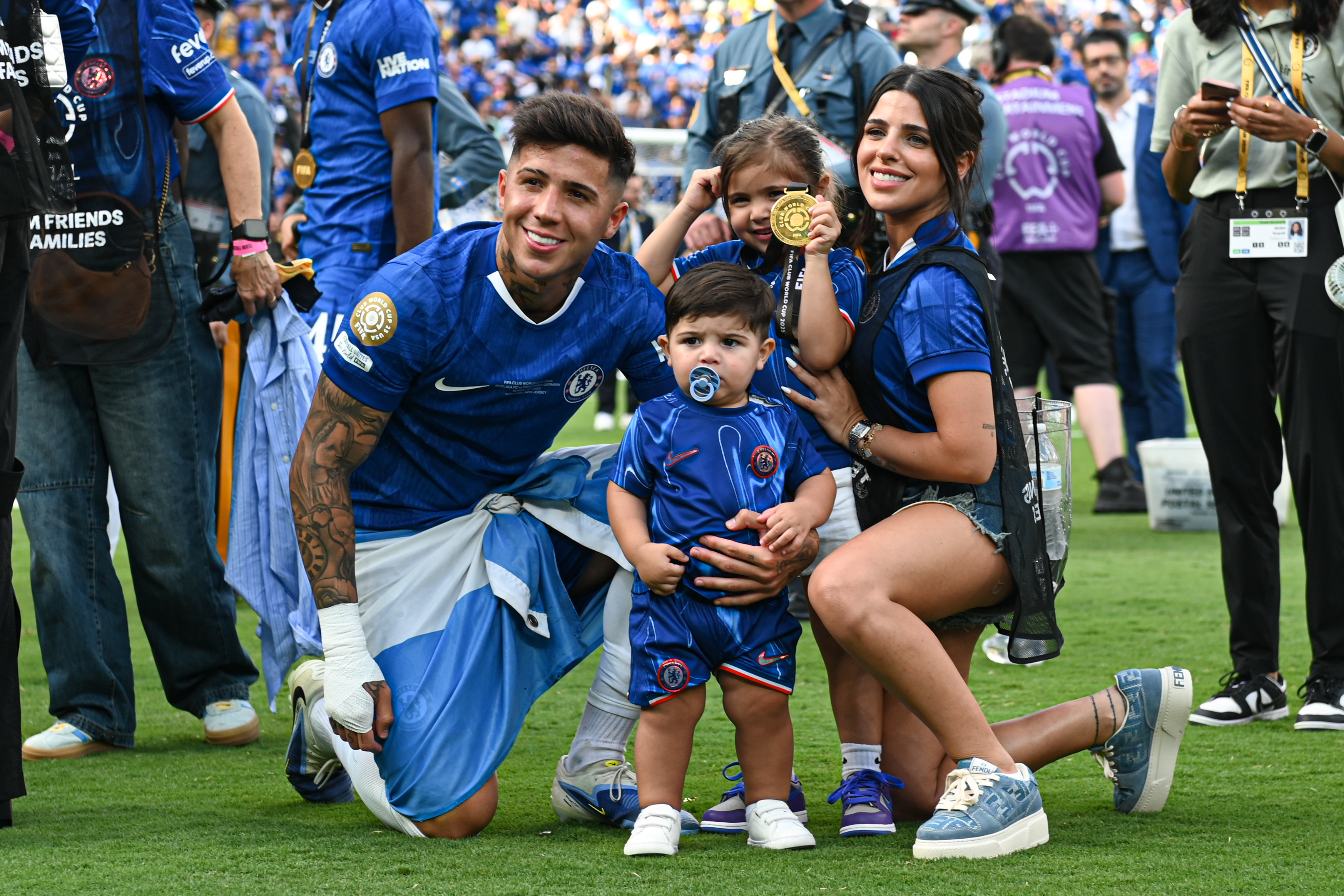 Enzo Fernández #8 del Chelsea FC posa para una foto con Valentina Cervantes y su familia después de la final de la Copa Mundial de Clubes de la FIFA 2025 entre el Chelsea FC y el Paris Saint-Germain en el MetLife Stadium el 13 de julio de 2025 en East Rutherford, Nueva Jersey. | Fuente: Getty Images