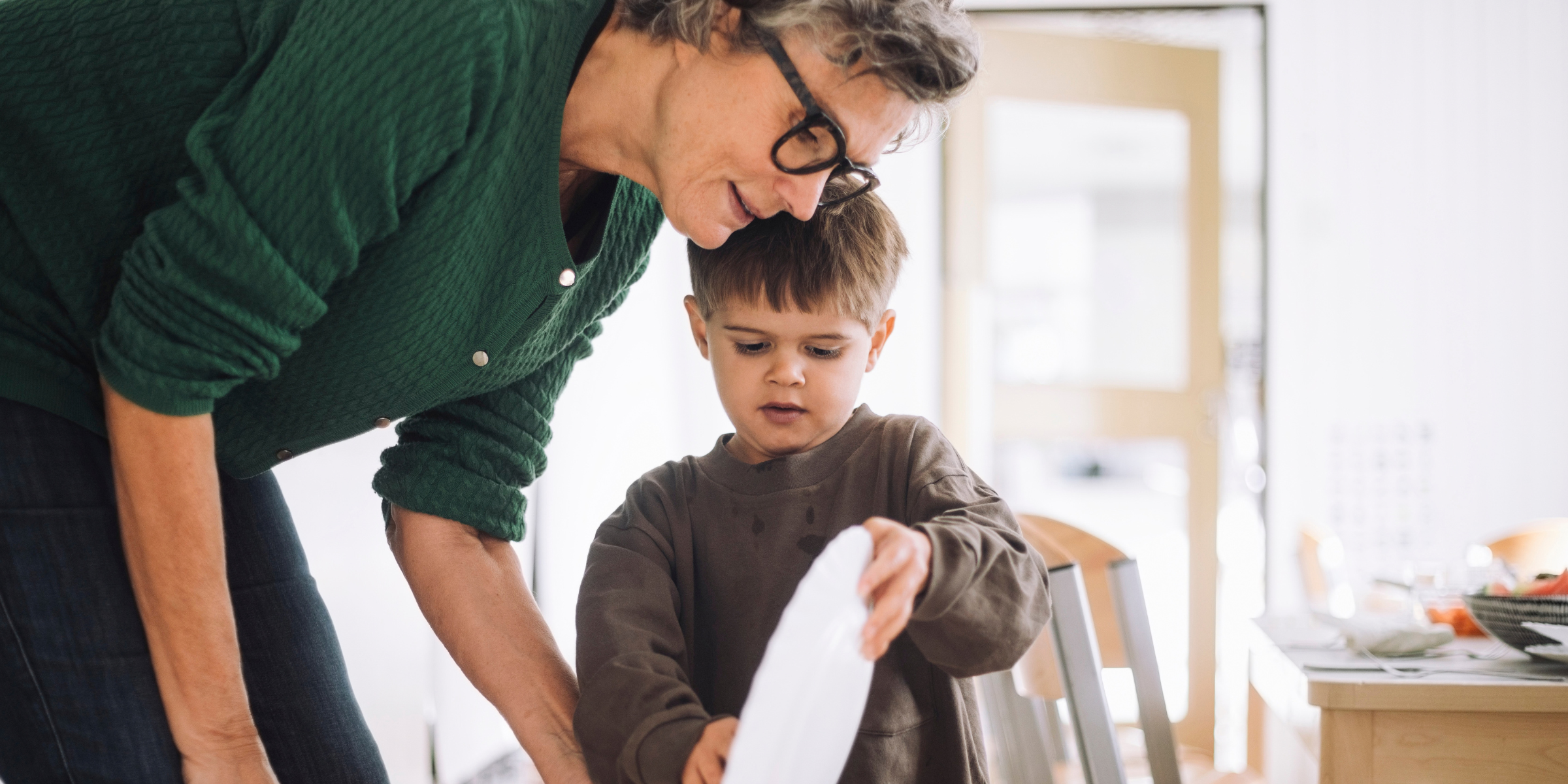 Una abuela y su nieto | Fuente: Getty Images