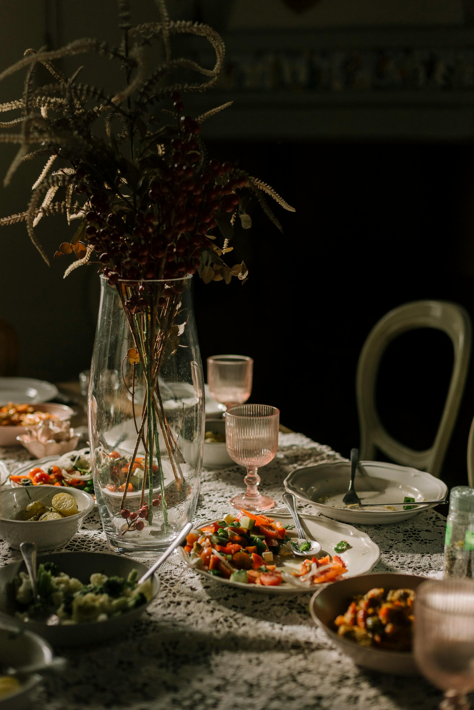 Cibo, piatti e bicchieri non finiti su un tavolo da pranzo | Fonte: Pexels