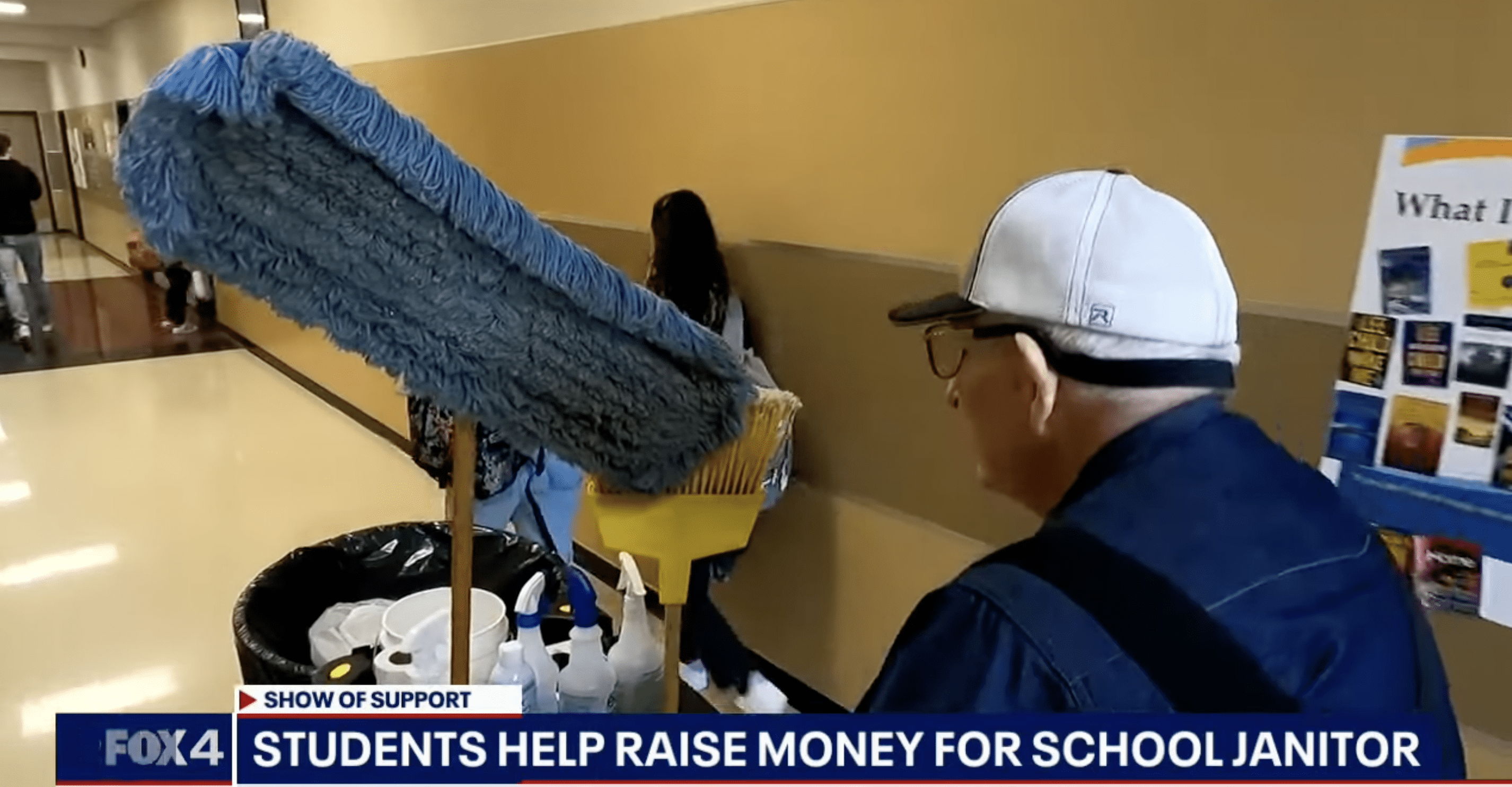 El Sr. James aparece en la foto caminando por el pasillo de la escuela con sus utensilios de limpieza. | Foto: YouTube.com/FOX 4 Dallas-Fort Worth