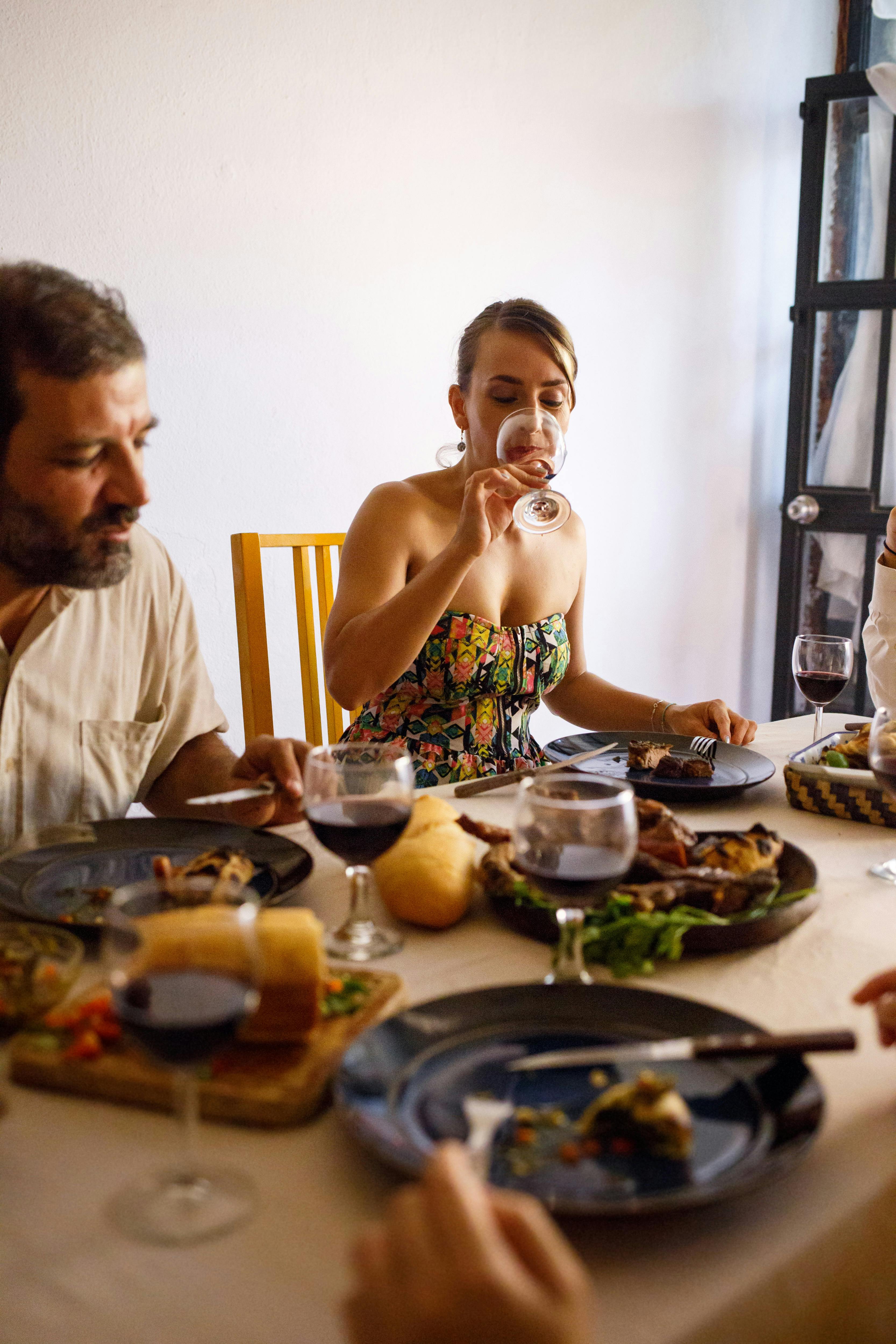 Una familia disfrutando de una comida juntos | Fuente: Pexels