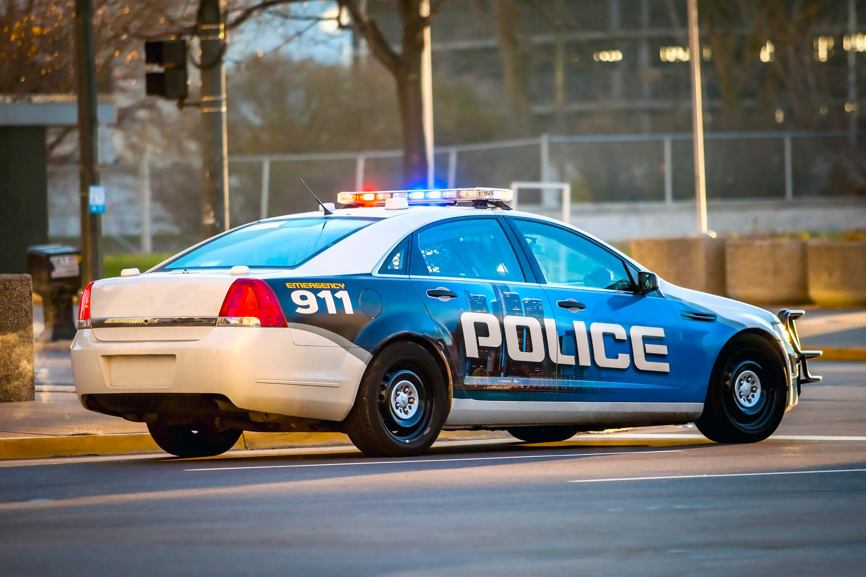 Vehículo de policía en la carretera | Foto: Shutterstock