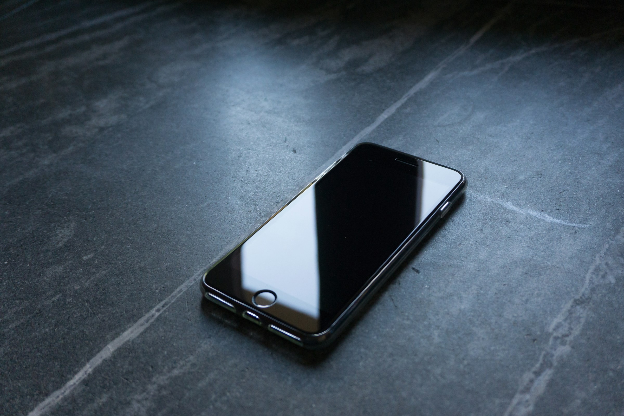 Un teléfono negro sobre una mesa | Fuente: Unsplash