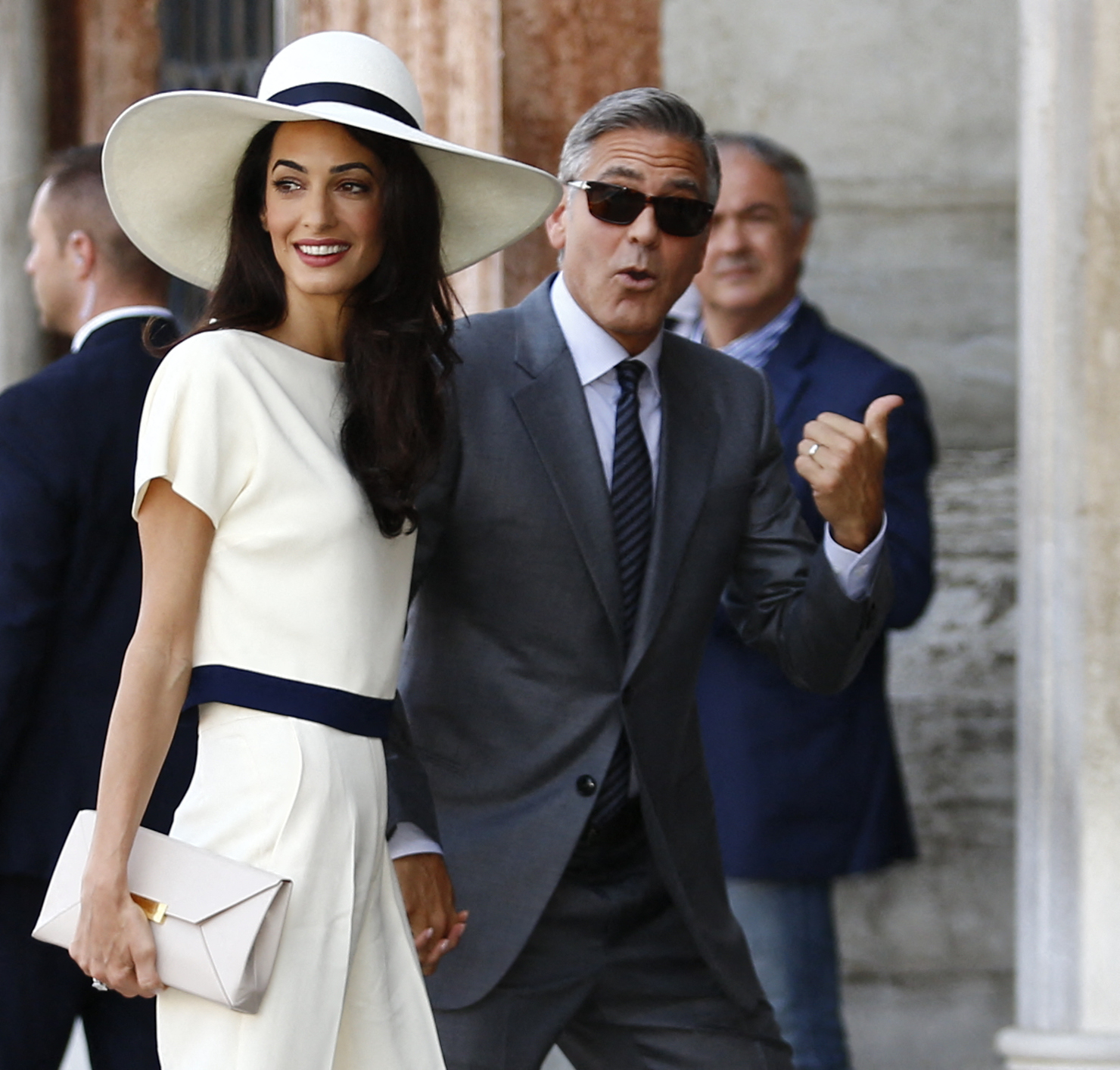 Amal Clooney y George Clooney llegan al palacio Ca Farsetti para una ceremonia civil el 29 de septiembre de 2014, en Venecia, Italia. | Fuente: Getty Images