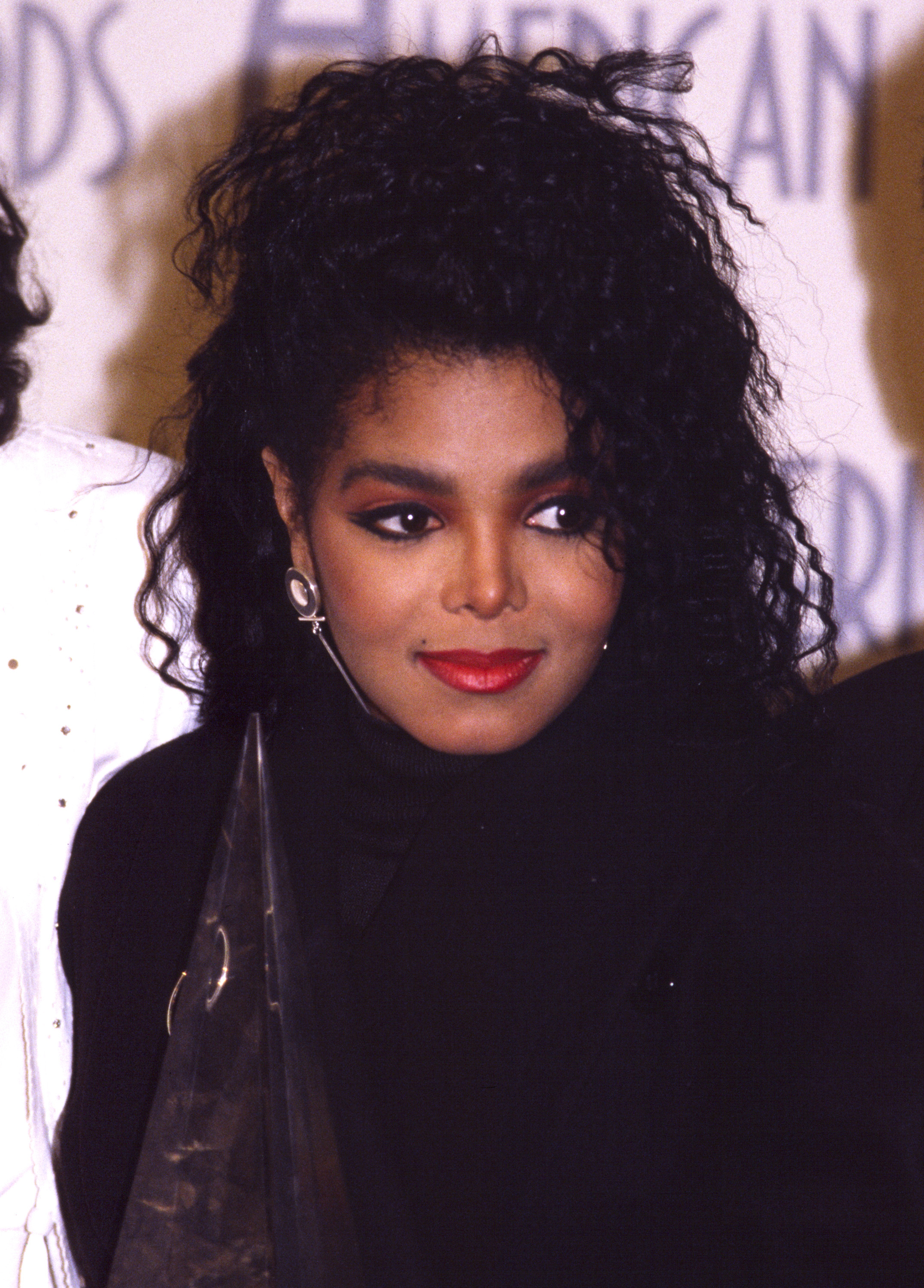 Janet Jackson asiste a los American Music Awards de 1987 el 1 de enero de 1983 | Fuente: Getty Images