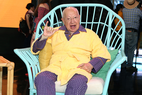 Eduardo Manzano "El Polivoz" posa para fotos al final de una conferencia de prensa del programa de televisión "Una Familia de Diez" en Televisa San Ángel, el 20 de agosto de 2019 en Ciudad de México | Fuente: Getty Images