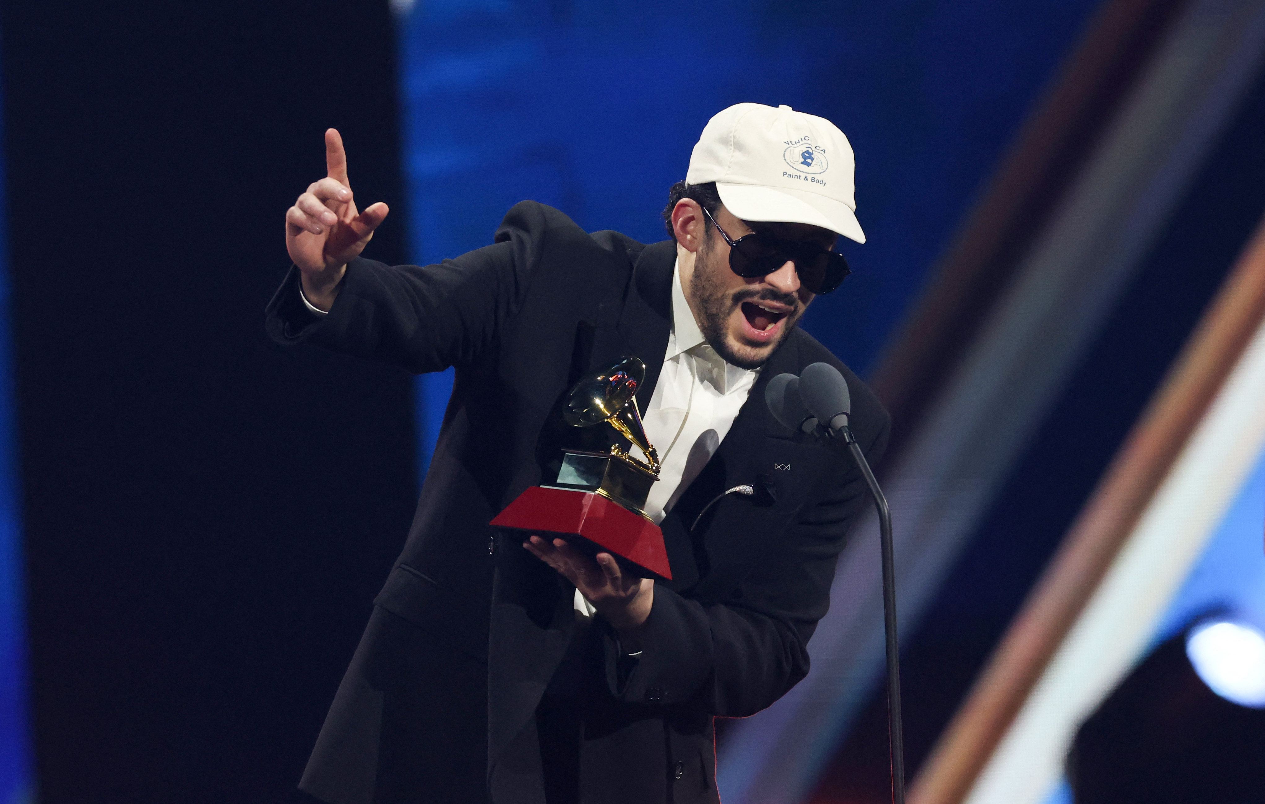 Bad Bunny aceptando el premio al Álbum del Año durante la 26ª edición de los Premios Grammy Latinos el 13 de noviembre de 2025, en Las Vegas, Nevada | Fuente: Getty Images