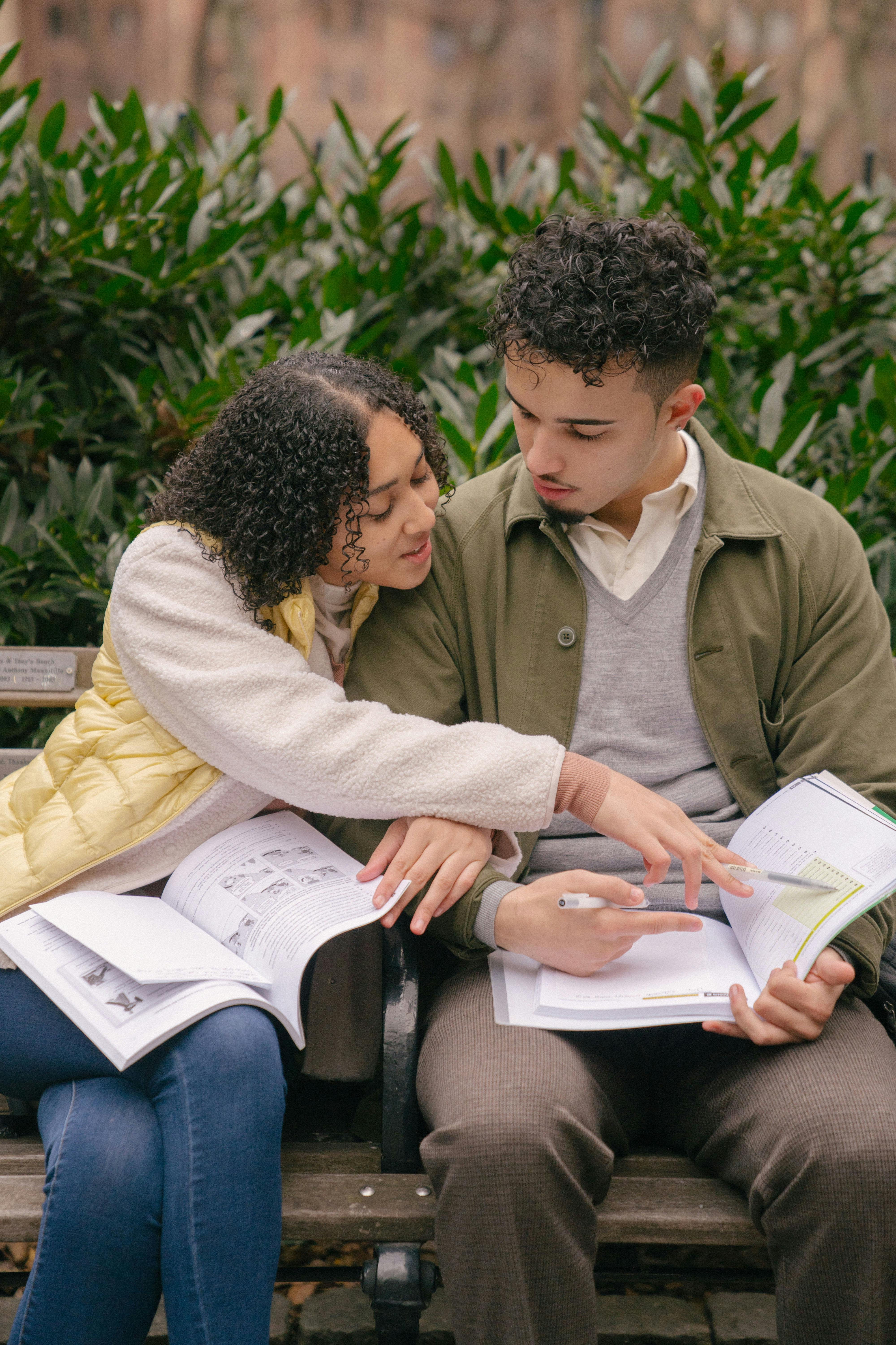 Una pareja estudiando junta | Fuente: Pexels